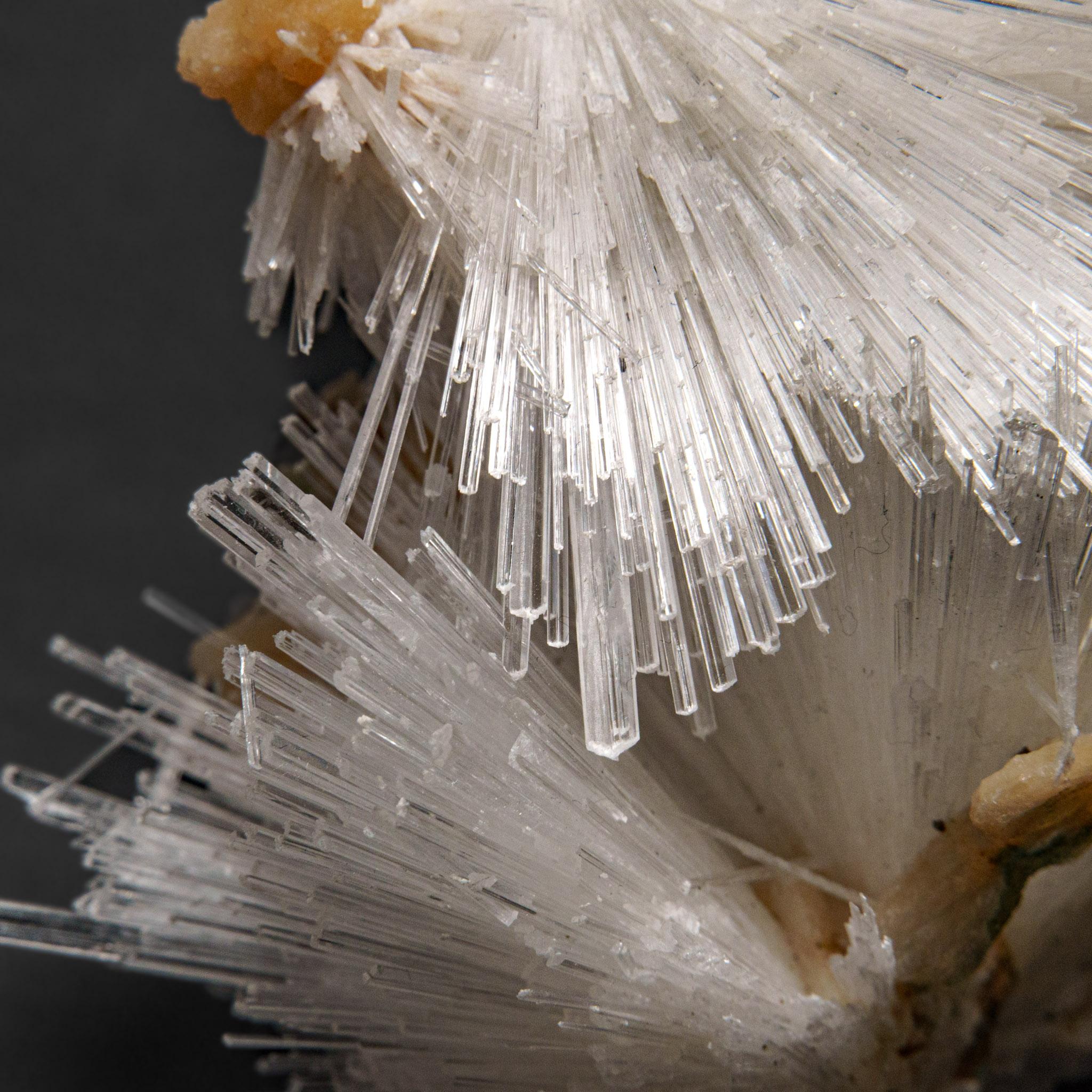 Du district de Nasik, Maharashtra, Inde Grande grappe lustrée d'une gerbe aciculaire de cristaux de scolectite sur stilbite rose. Les cristaux de scolecite ont des faces cristallines vitreuses et sont généralement translucides à transparents au