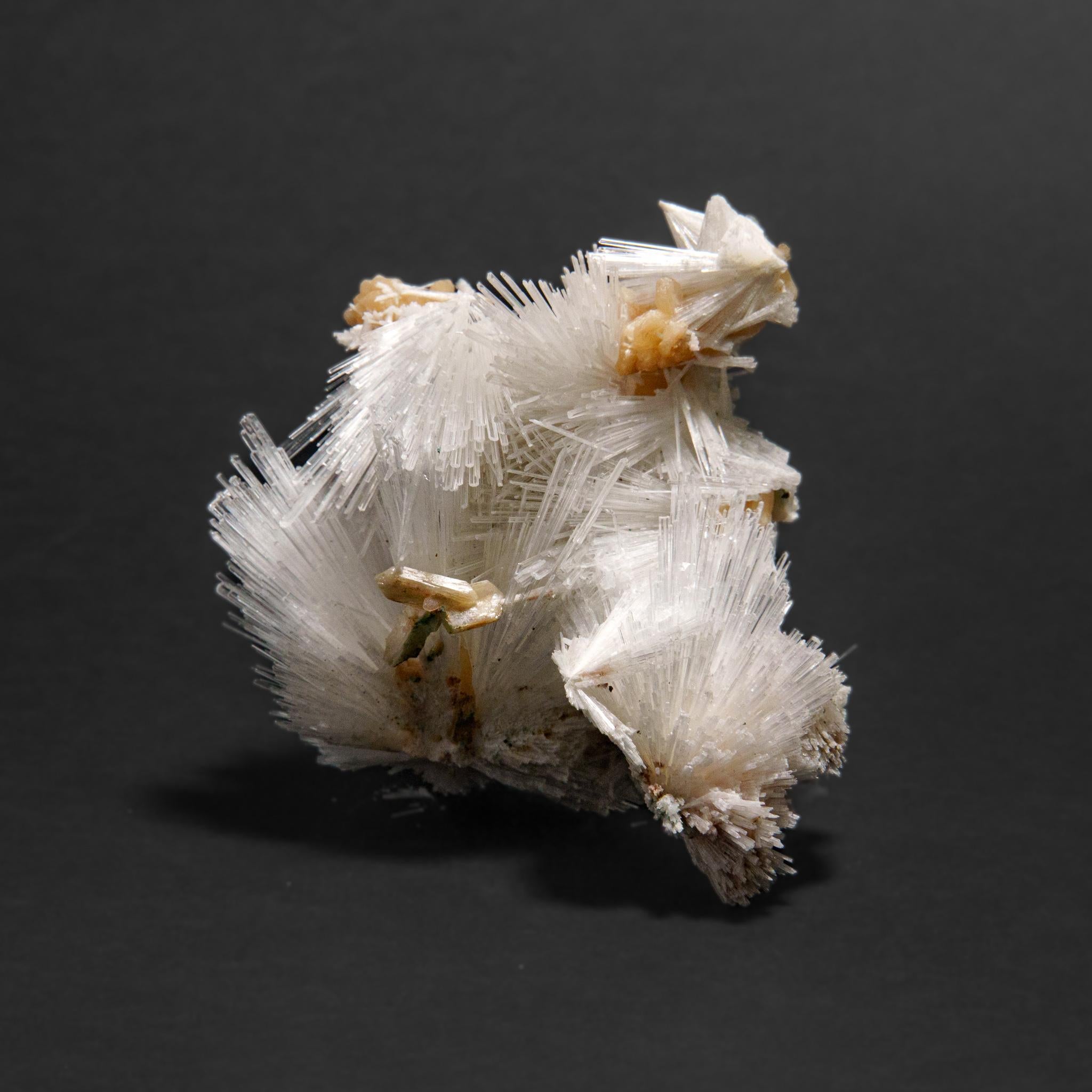 Scolecite avec piqûre de cravate du district de Nasik, Maharashtra, Inde (1.2 kg) Neuf - En vente à New York, NY