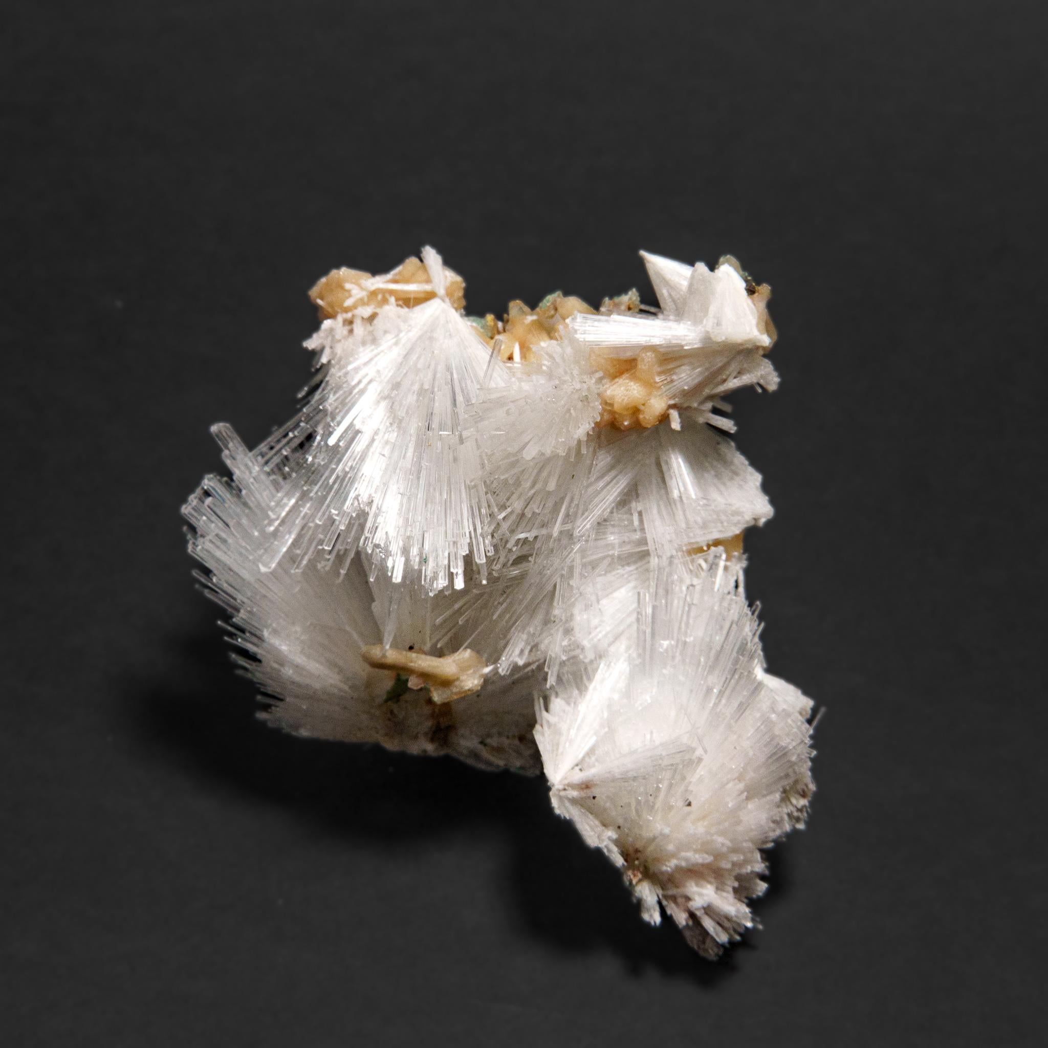 XXIe siècle et contemporain Scolecite avec piqûre de cravate du district de Nasik, Maharashtra, Inde (1.2 kg) en vente