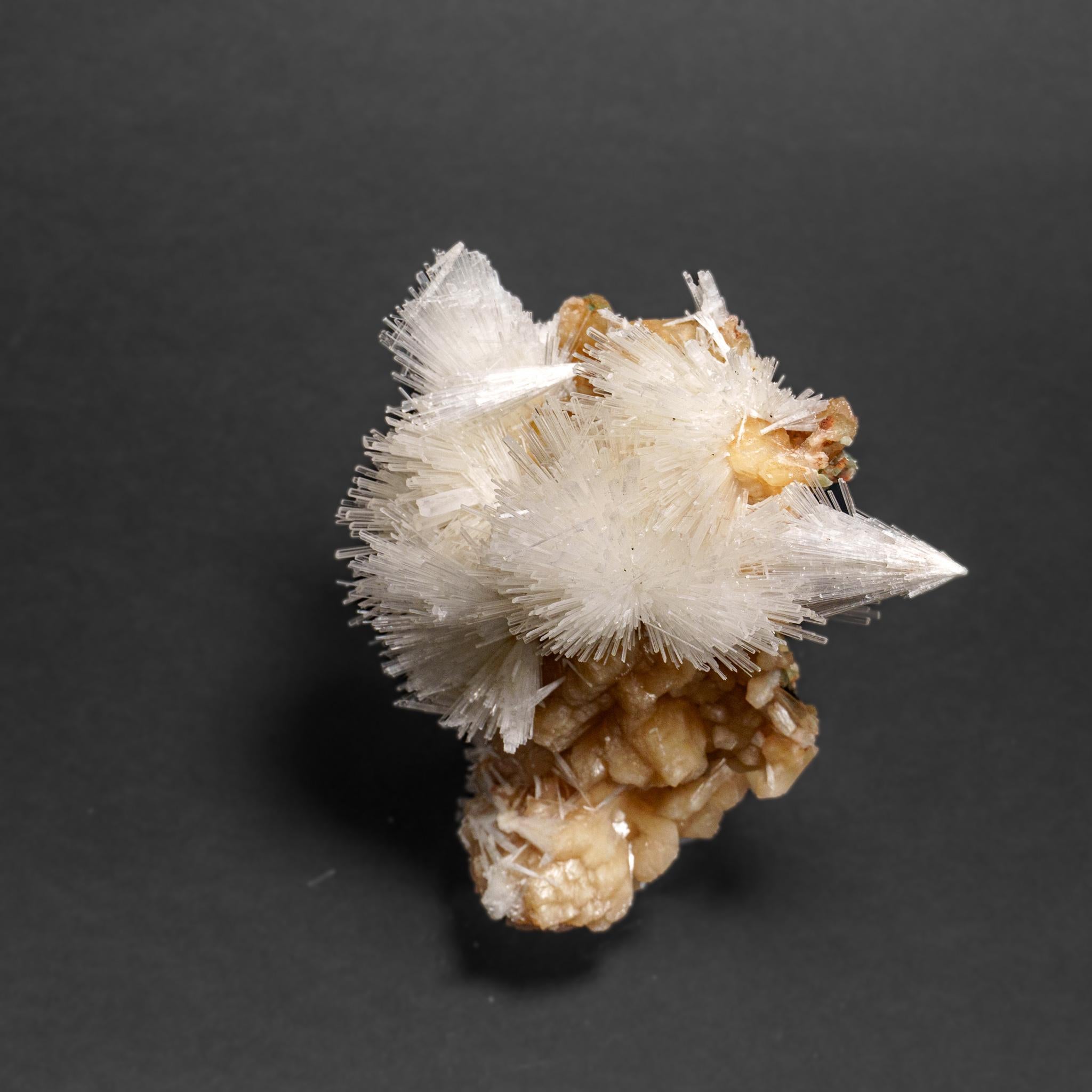 Scolecite avec piqûre de cravate du district de Nasik, Maharashtra, Inde (1.9 kg) en vente 2