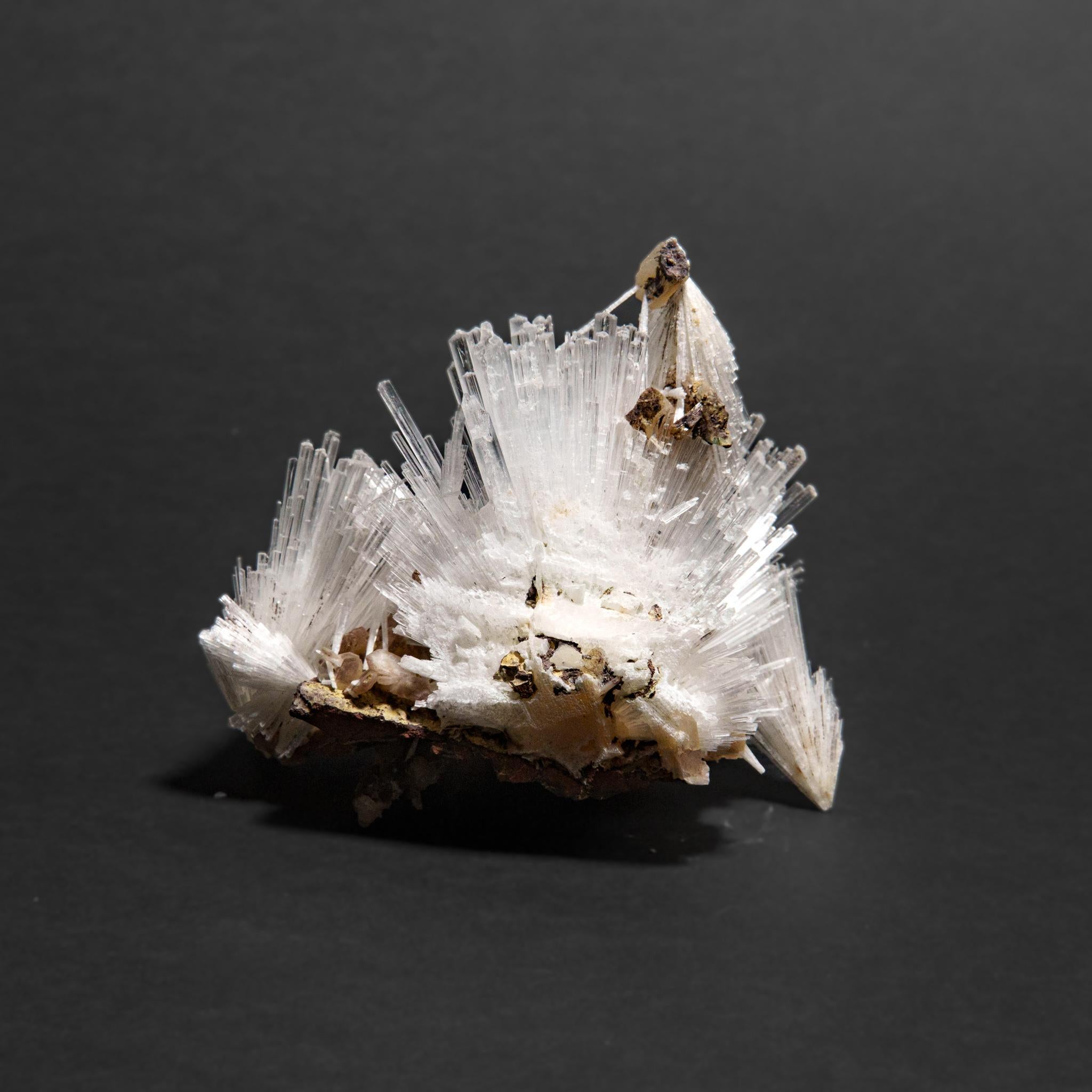 XXIe siècle et contemporain Scolecite avec Stilbite Du District de Nasik, Maharashtra, Inde (252.6 grammes) en vente