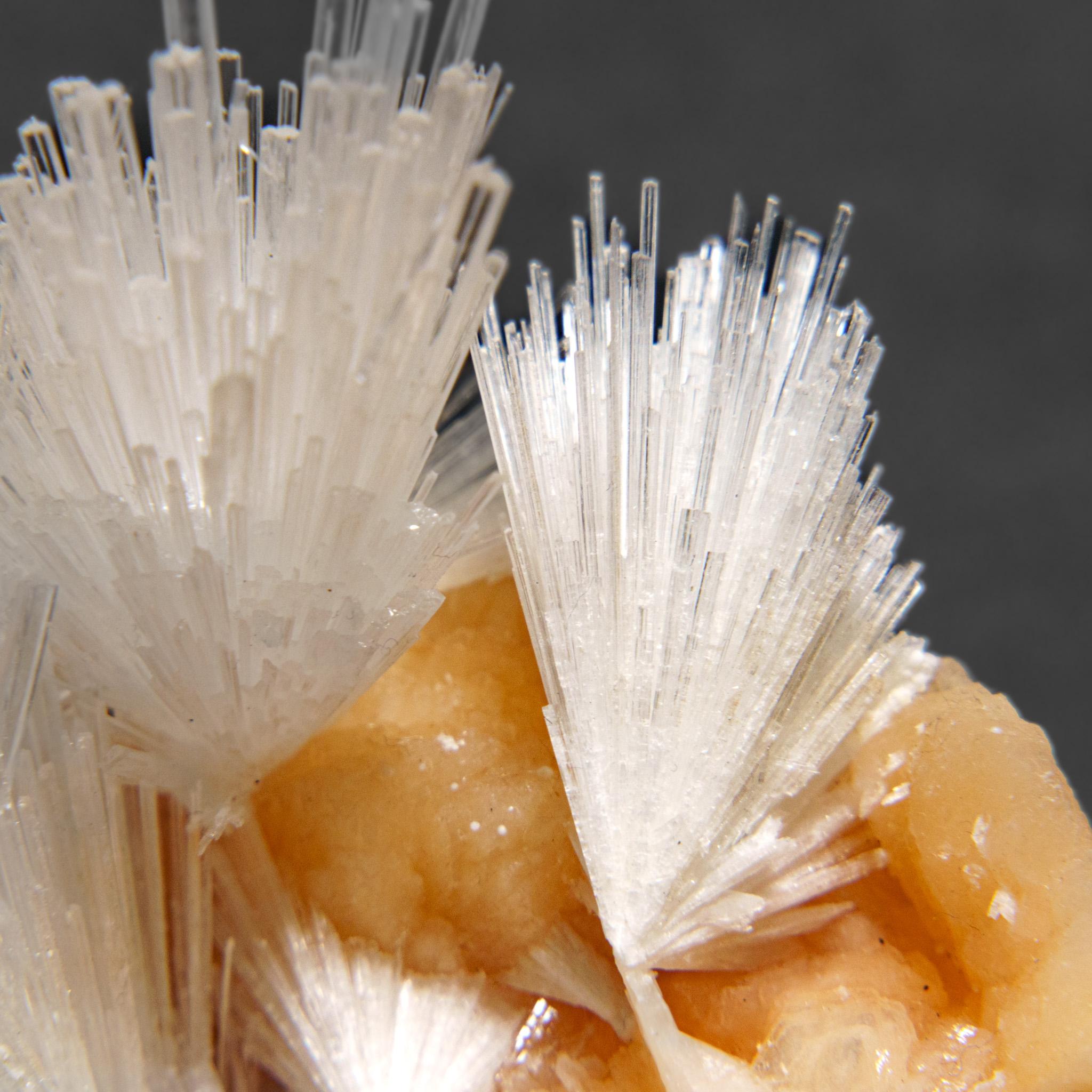Dal distretto di Nasik, Maharashtra, India Grande mazzo di cristalli aciculari di scolectite su stilbite rosa. I cristalli di scolecite hanno facce cristalline e sono per lo più traslucidi o trasparenti alle terminazioni. La combinazione unica di