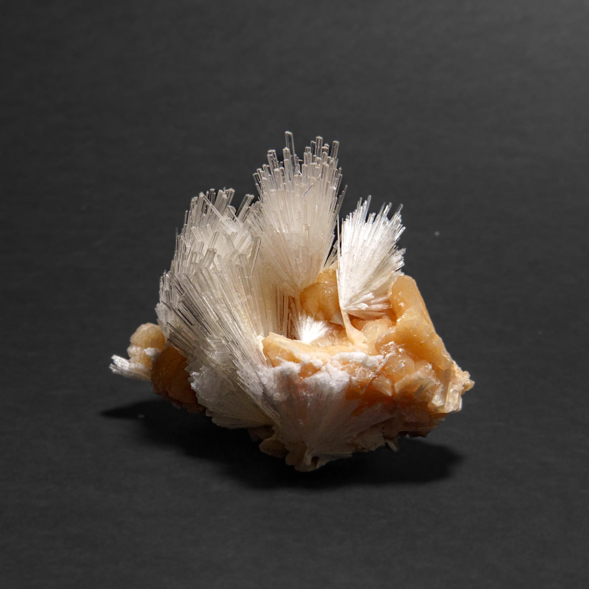 Scolecite con Stilbite dal distretto di Nasik, Maharashtra, India (413.8 grammi) In condizioni Nuovo in vendita a New York, NY