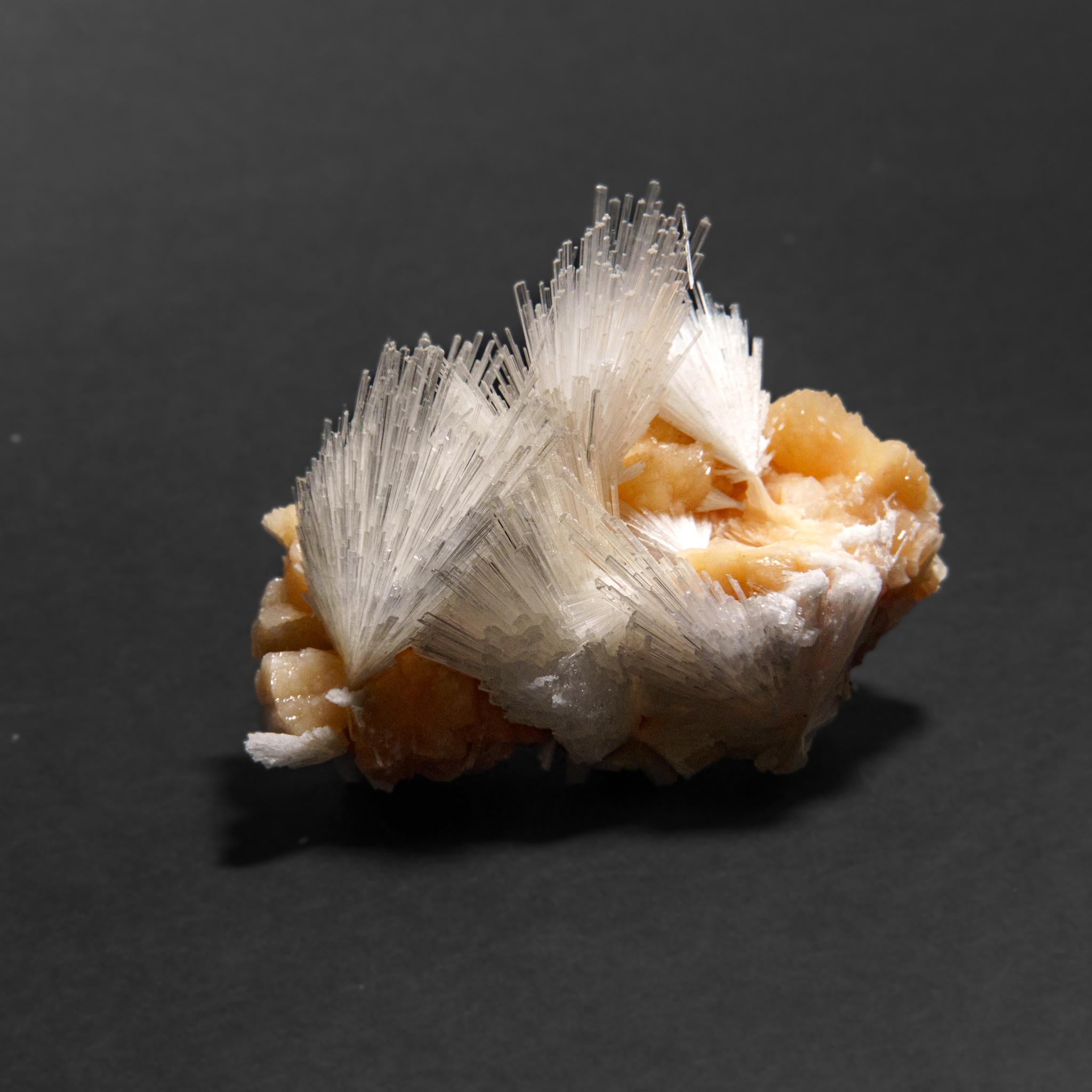 XXI secolo e contemporaneo Scolecite con Stilbite dal distretto di Nasik, Maharashtra, India (413.8 grammi) in vendita