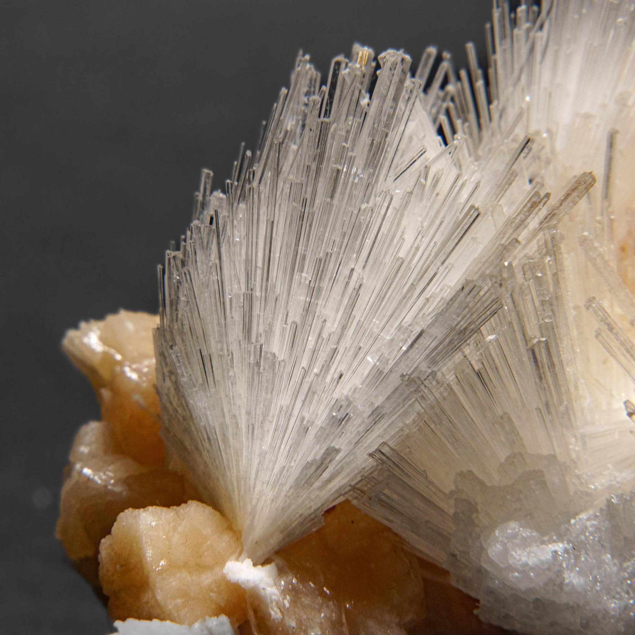 Scolecite con Stilbite dal distretto di Nasik, Maharashtra, India (413.8 grammi) in vendita 1