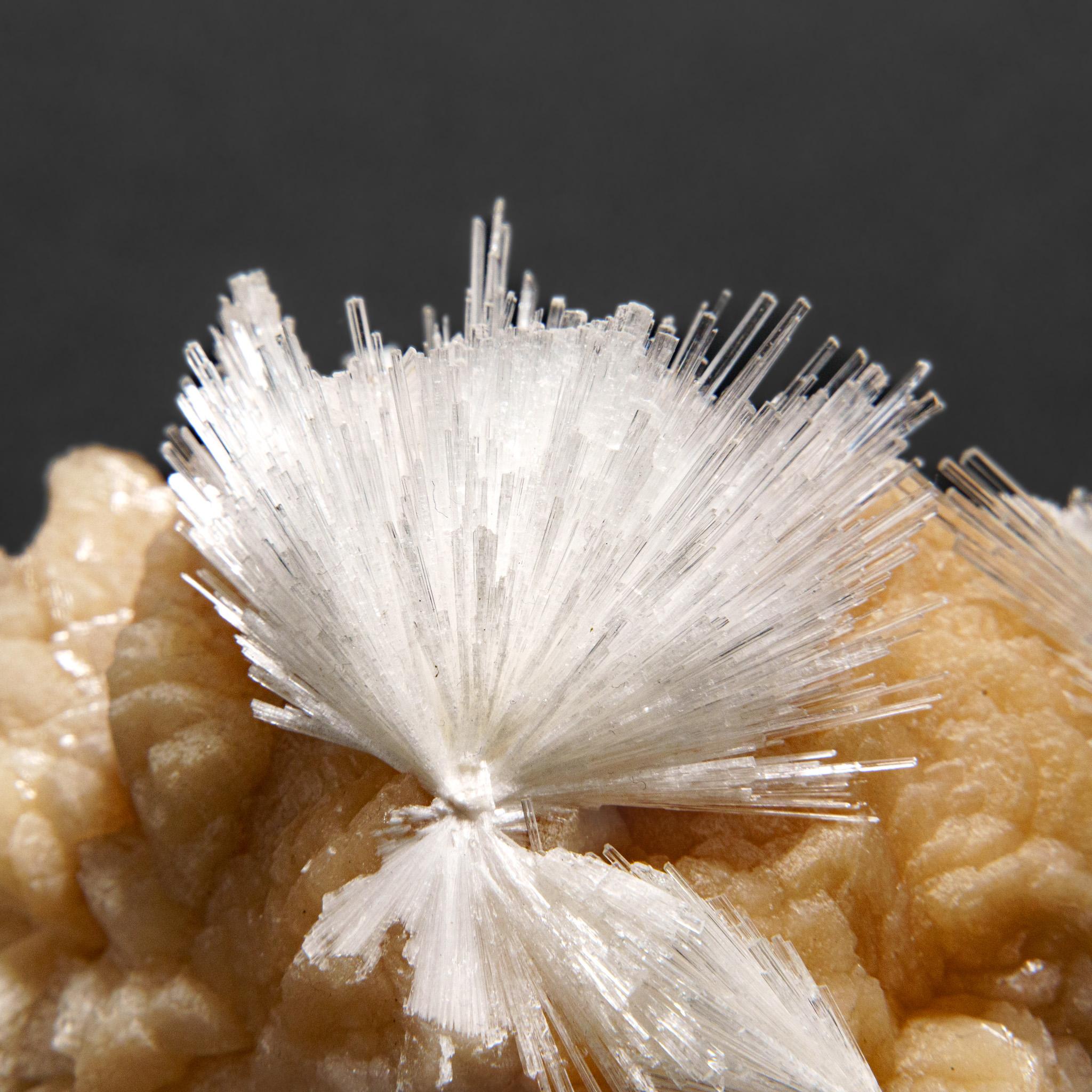XXIe siècle et contemporain Scolecite avec stilbite du district de Nasik, Maharashtra, Inde (498.3 grammes) en vente