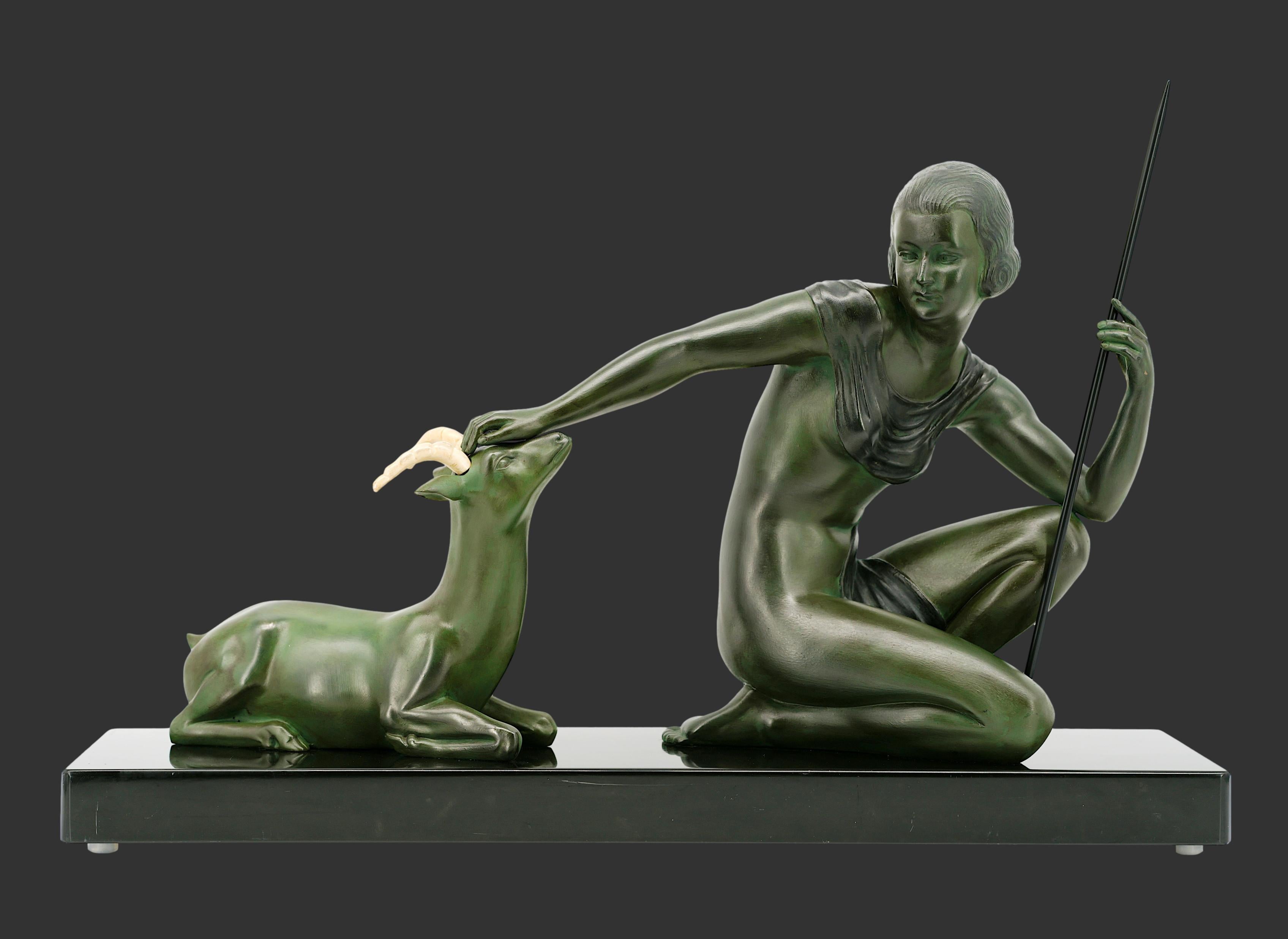 Französische Art-Déco-Skulptur von Scolisse, Frankreich, ca. 1930. Junges Mädchen & Antilope. Zinn, Bakelit und Marmor. Breite: 65 cm (25,6