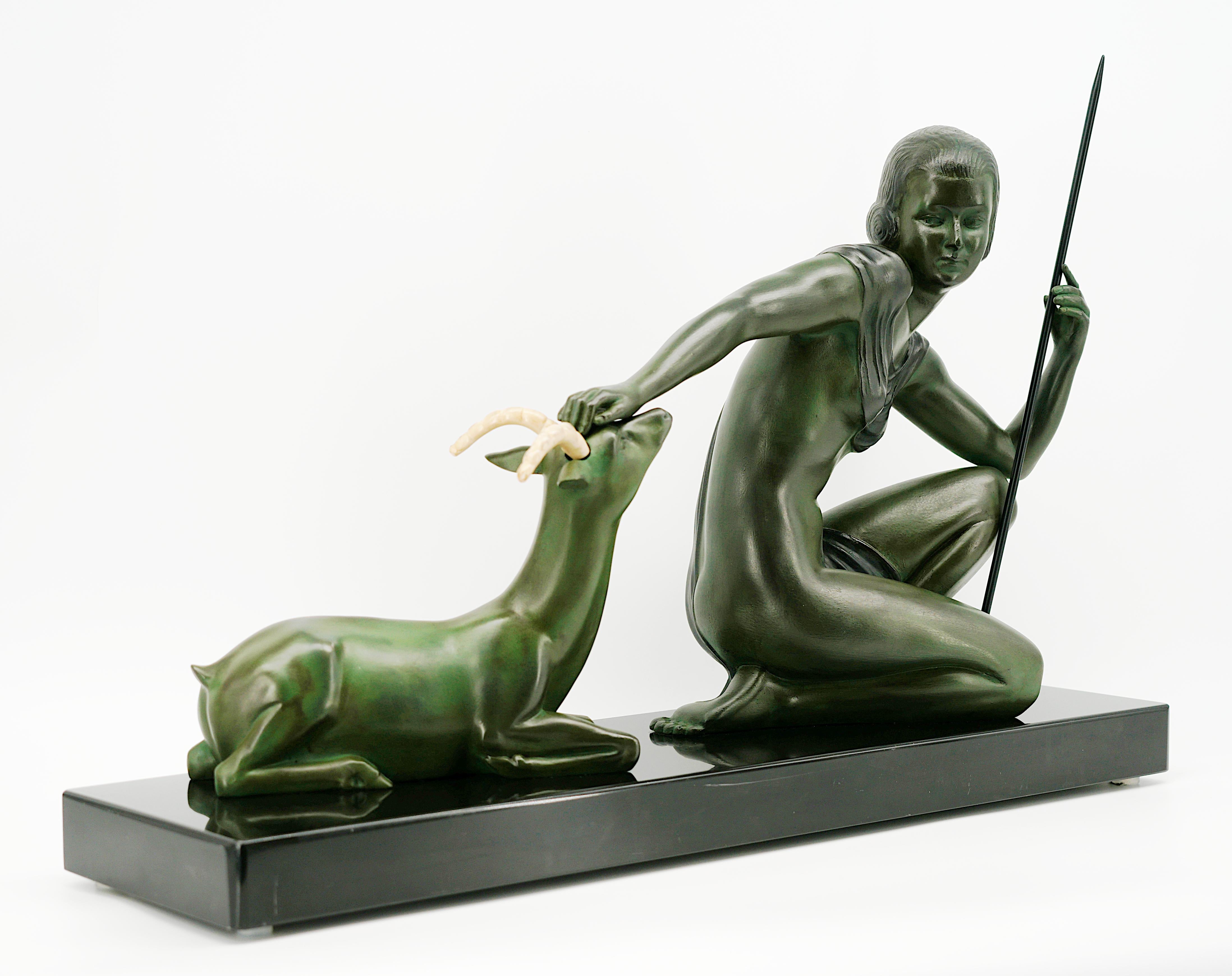 SCOLISSE Französische Art-déco-Skulptur eines jungen Mädchens und einer Antelope, ca. 1930 im Zustand „Gut“ im Angebot in Saint-Amans-des-Cots, FR