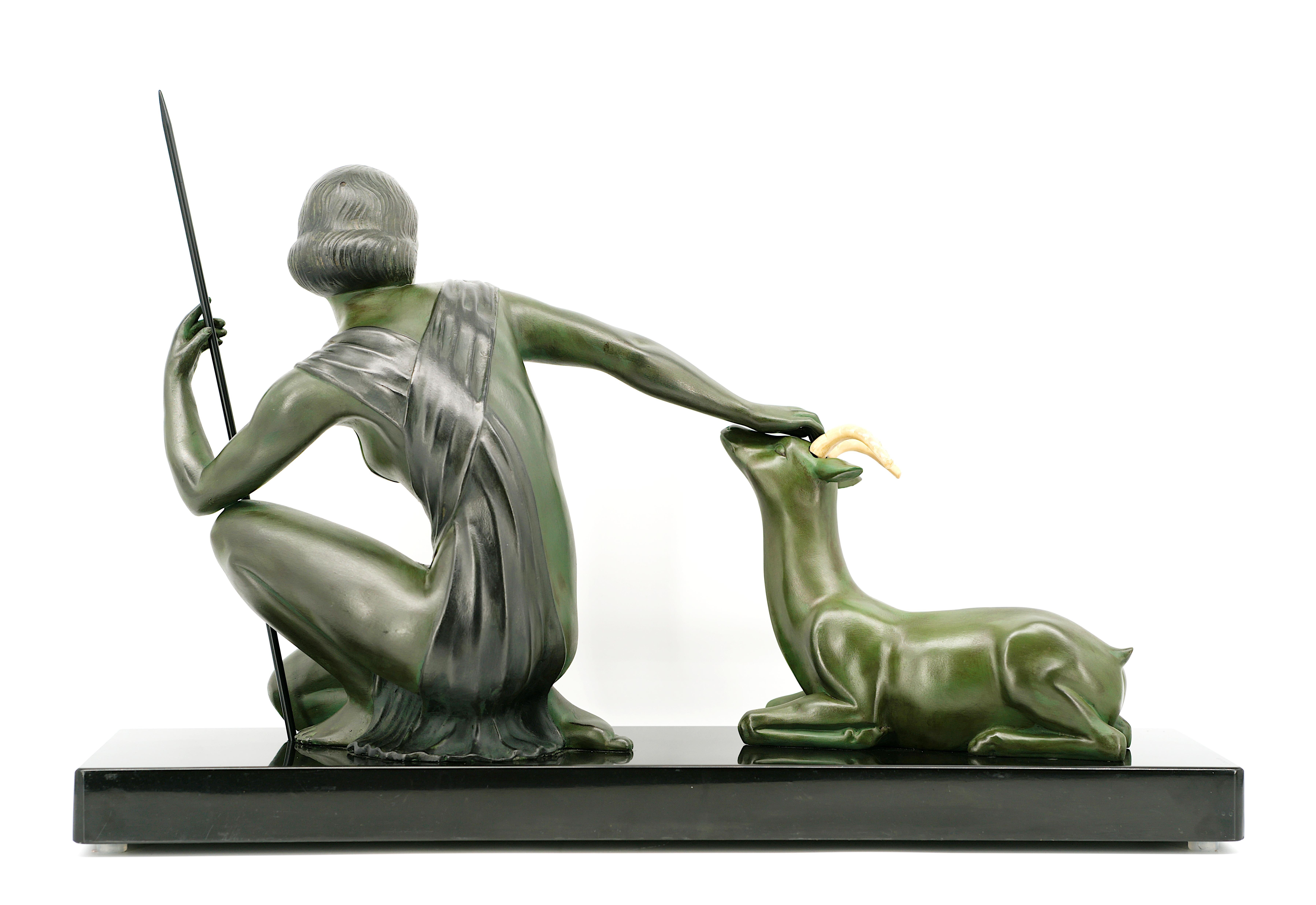 SCOLISSE Französische Art-déco-Skulptur eines jungen Mädchens und einer Antelope, ca. 1930 (Zink) im Angebot