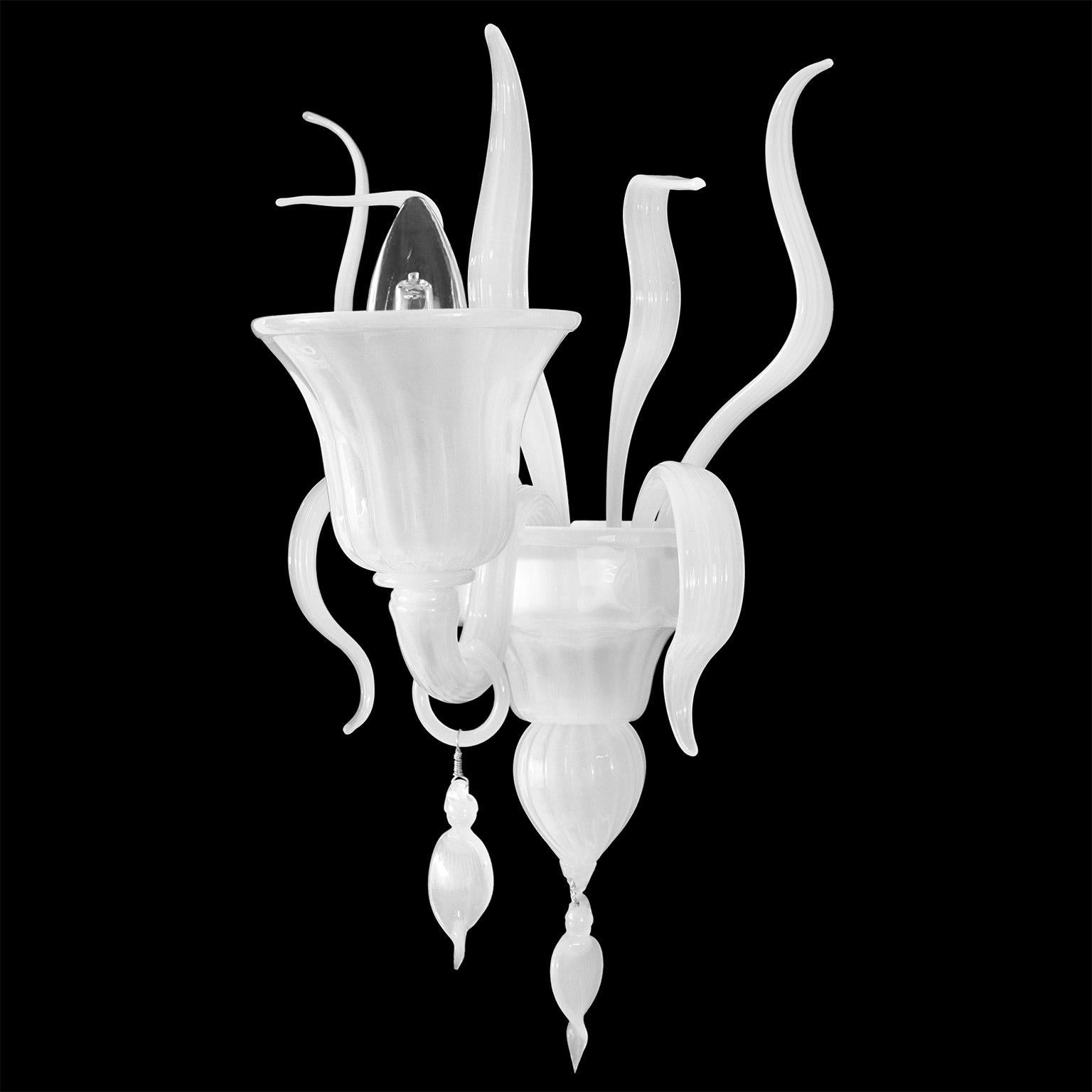 Sconce 1 arm white silk Murano glass with leaves and pendants by Multiforme

The collection Fluage is the perfect combination between the Venetian tradition and the most refined design. To manufacture the blown glass chandelier Fluage, different
