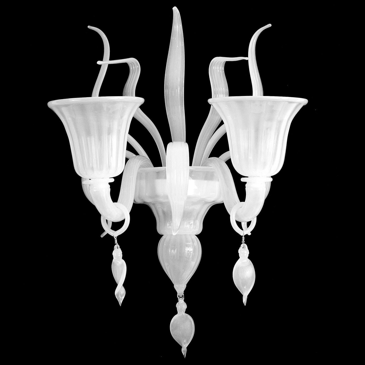 2-Arm-Leuchte aus weißem Seiden-Muranoglas mit Blättern und Anhängern von Multiforme

Die Kollektion Fluage ist die perfekte Kombination aus venezianischer Tradition und raffiniertem Design. Bei der Herstellung des mundgeblasenen Glasleuchters