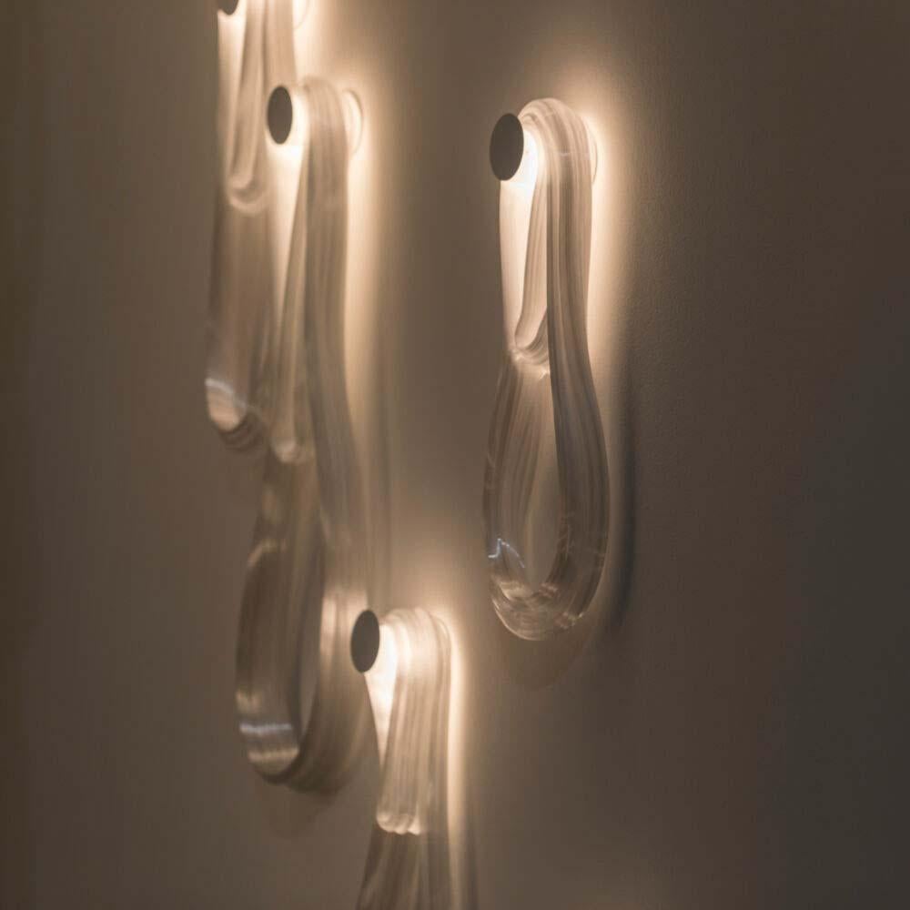 A sconce in glass rubans, from 87 serie of Bocci.

Discover the 87 Serie Collection of lighting from Bocci and designer Omer Arbel. This version of table lamp is part of this collection and is ideal either for a bedroom, an office or a living