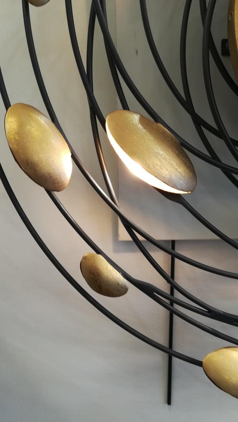 Sconce and mirror illuminated by lightning gold shells,
6 bulbs all around the mirror.
Measures: Convex mirror diameter 28 cm
Color: Dark grey and gold.