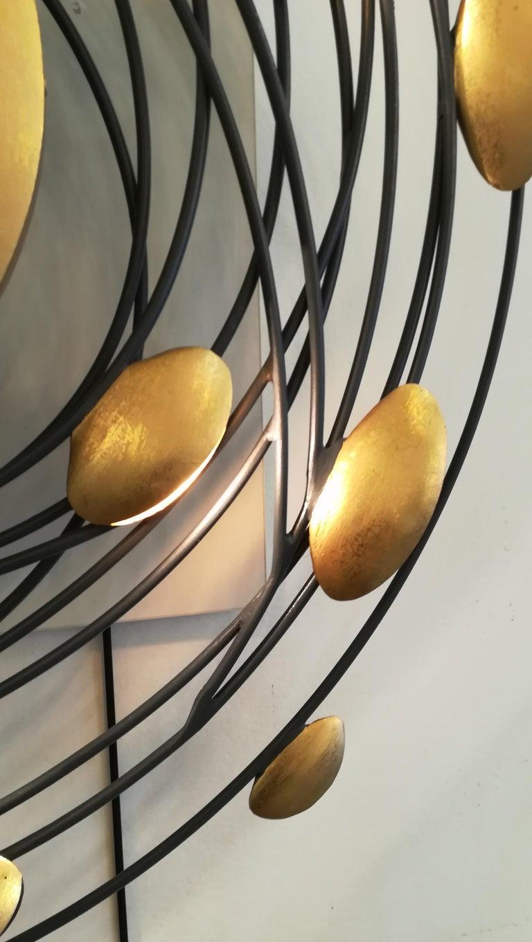 Sconce and Mirror Illuminated by Lightning Gold Shells In Excellent Condition For Sale In Saint-Ouen, FR