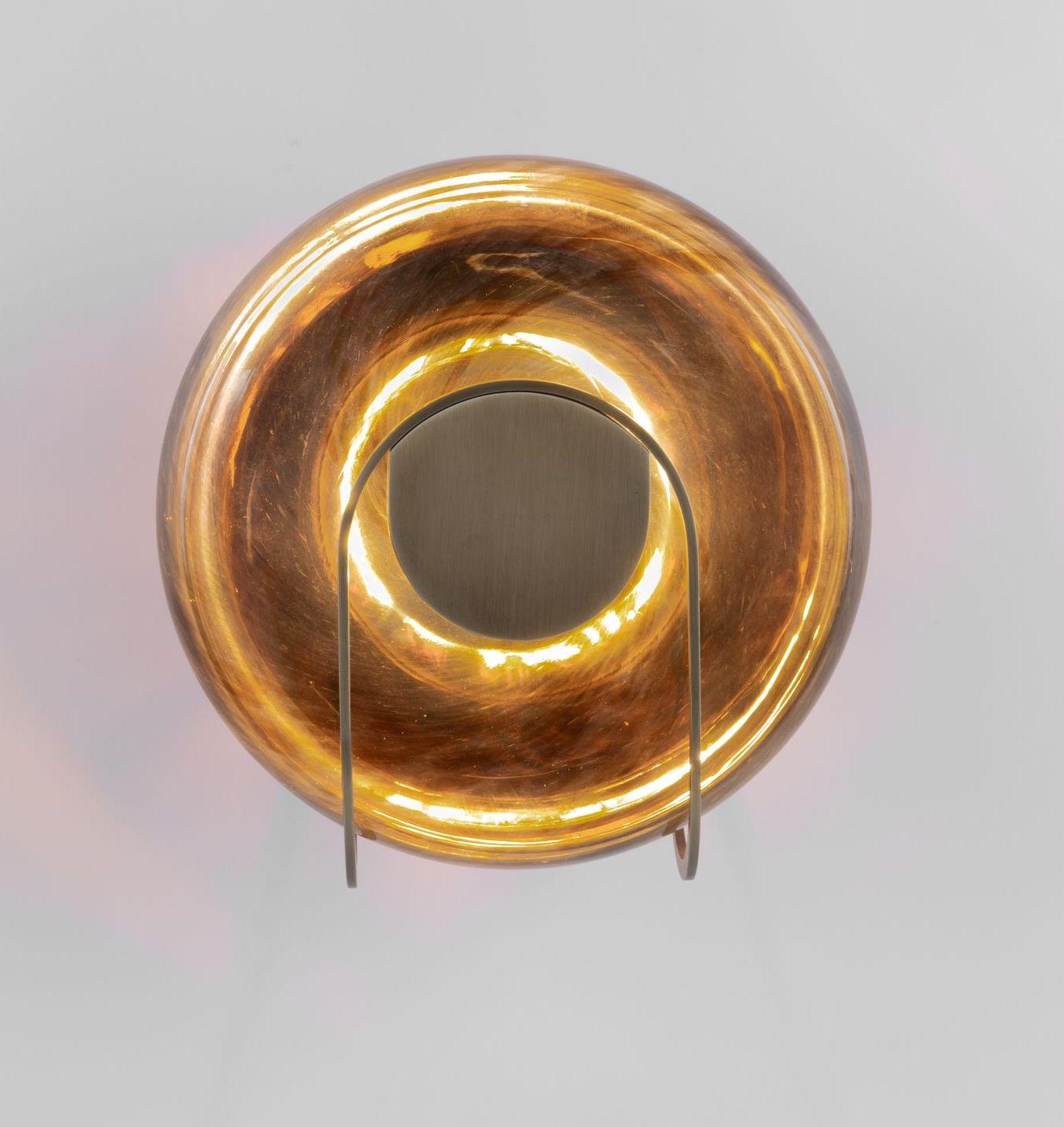 XXIe siècle et contemporain Applique, verre soufflé, détails en métal plaqué antique en vente