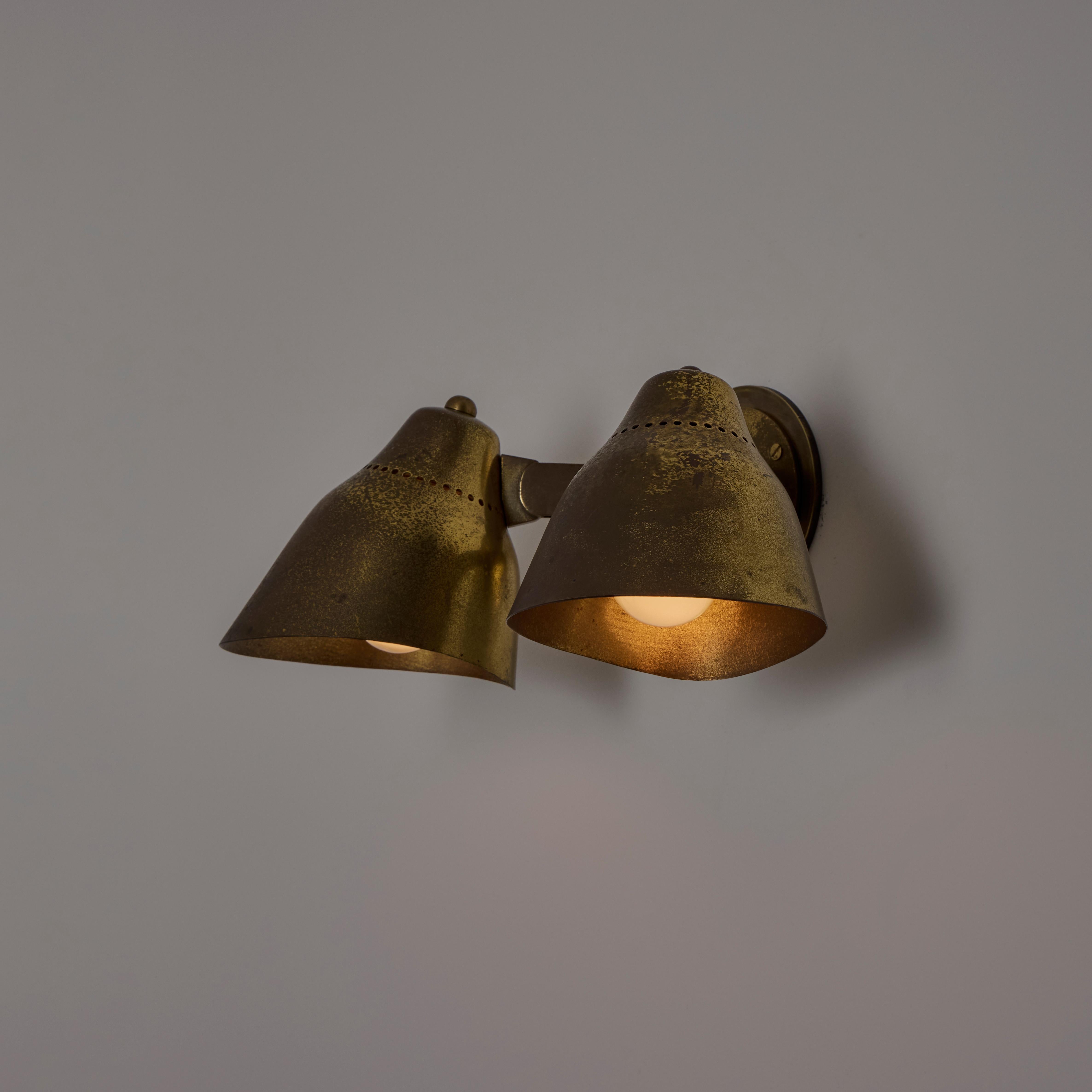 Doble pantalla con borde inferior curvado y perforación en la parte superior para ventilación. Cada pantalla tiene una toma de tipo E27, adaptada para EE.UU. Recomendamos un E26 de 40w máx. o LED equivalente. Rewire para EEUU. Se vende