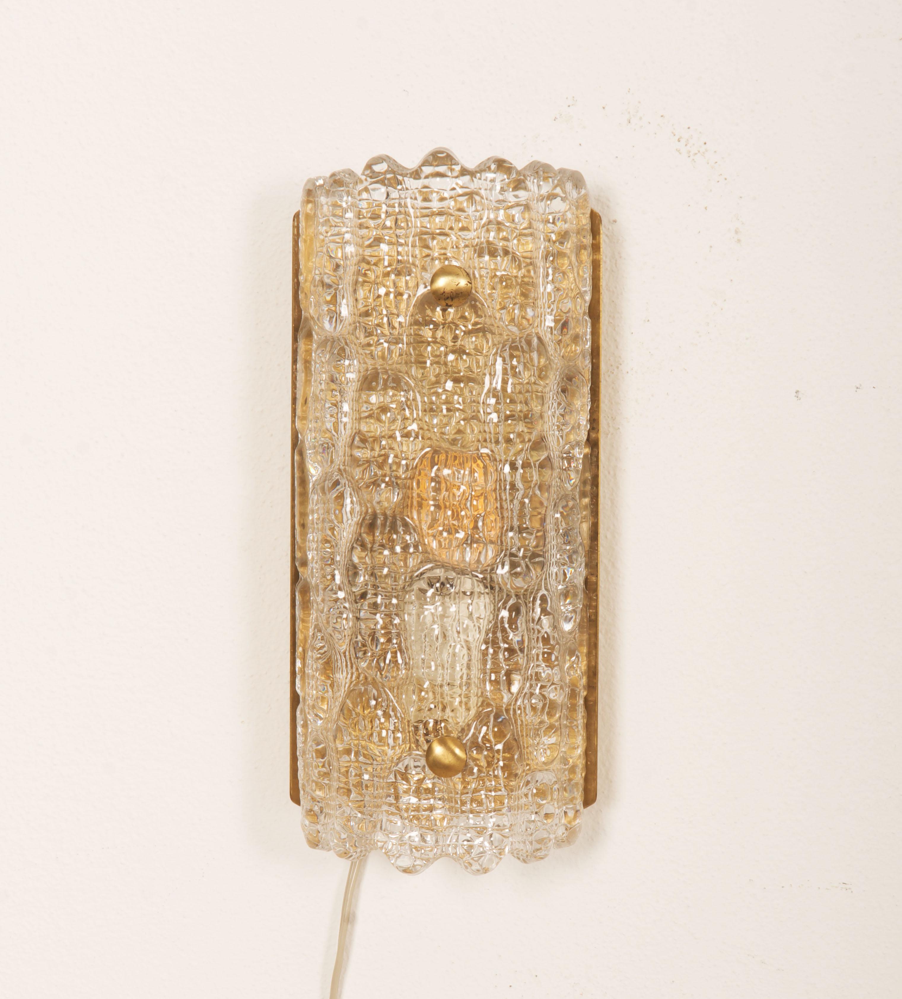 Struttura in ottone dotata di una presa E14, vetri in cristallo fissati con due viti. 
Disegnata da Carl Fagerlund in Svezia negli anni '60 per la vetreria Orrefors. Prezzo per applique.