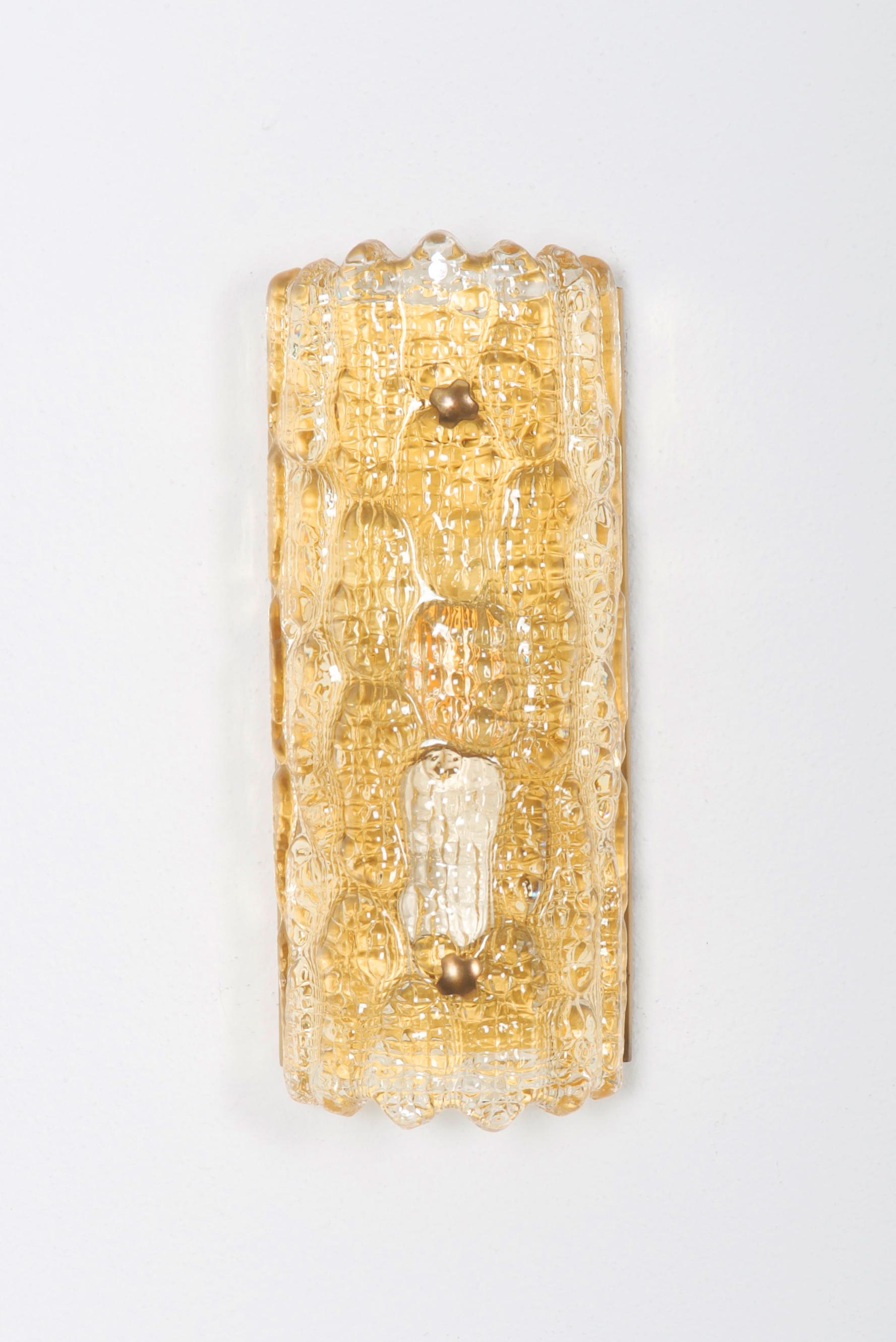 Marco de latón provisto de una toma E14, cristales transparentes/amarillos fijados con dos tornillos. 
Diseñado por Carl Fagerlund en Suecia en la década de 1960 para la cristalería Orrefors. Precio por aplique.