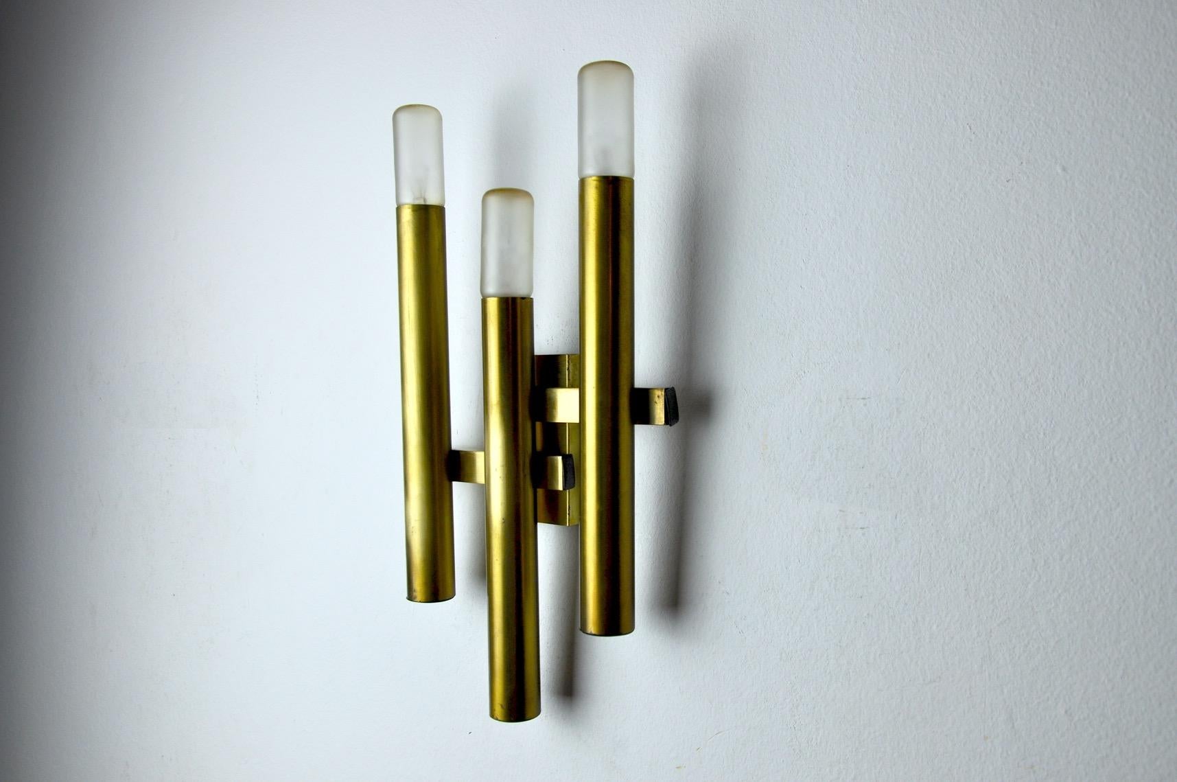 Very nice wall lamp of the house sciolari for baker. This wall lamp three arms in golden brass is composed of 3 points of light. Very beautiful design object that will illuminate your interior wonderfully. Verified electricity, time marks relating