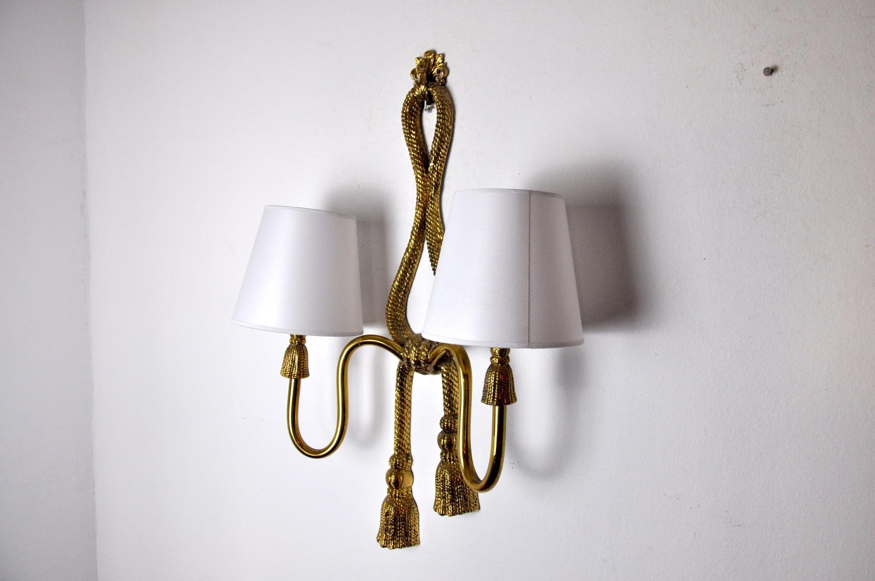 Belle applique en laiton conçue et produite par italo valenti en espagne dans les années 1970. Cette applique est unique en raison de sa taille. Très bel objet design qui illuminera merveilleusement votre intérieur. Électricité vérifiée, structure