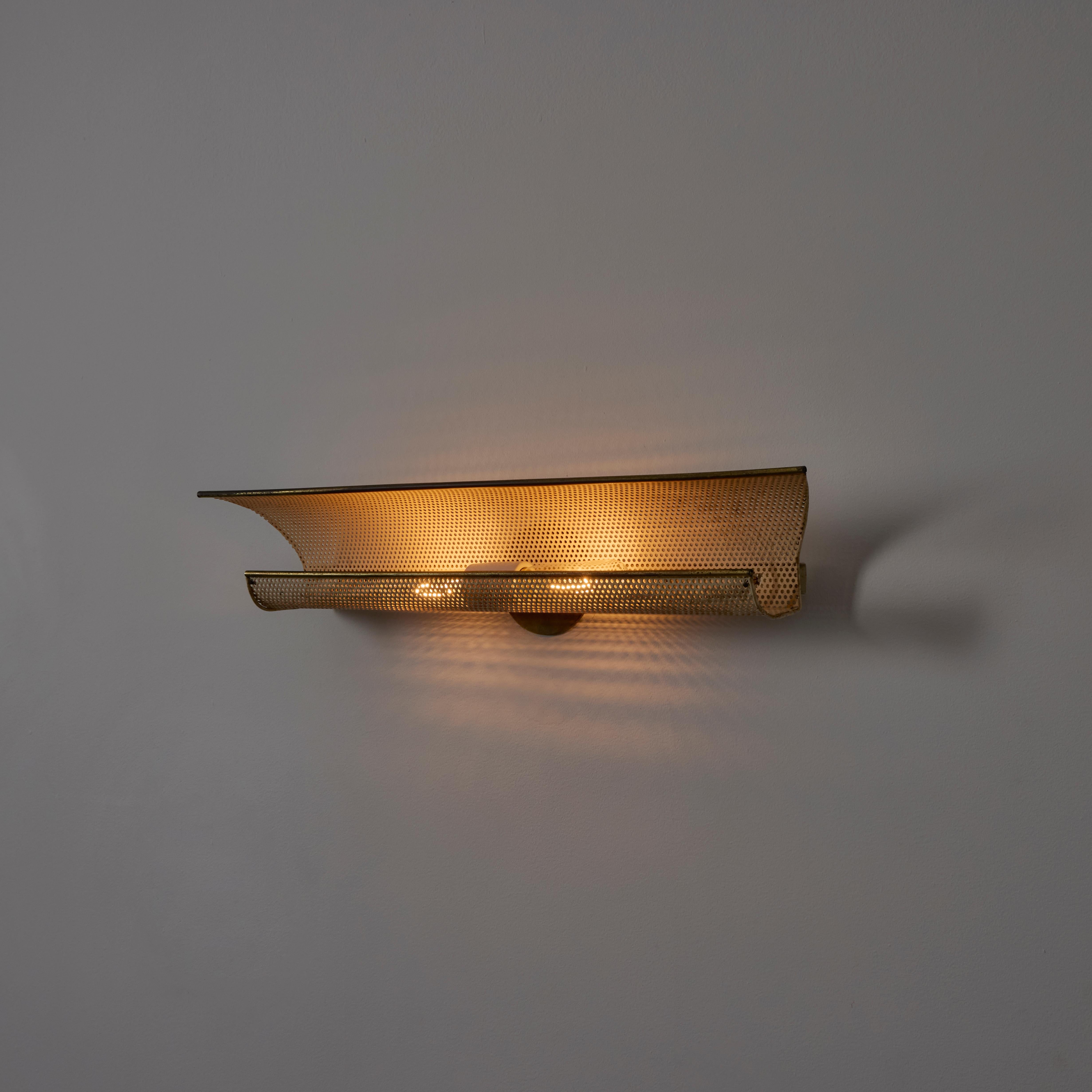 Applique di Maison Lunel (anni '50)

Acciaio traforato e curvo con finitura smaltata in bianco sporco. Bordatura in ottone e accessori in ottone. L'applique contiene una doppia presa e26. Si consiglia una lampadina tubolare a forma di T da 40-60w