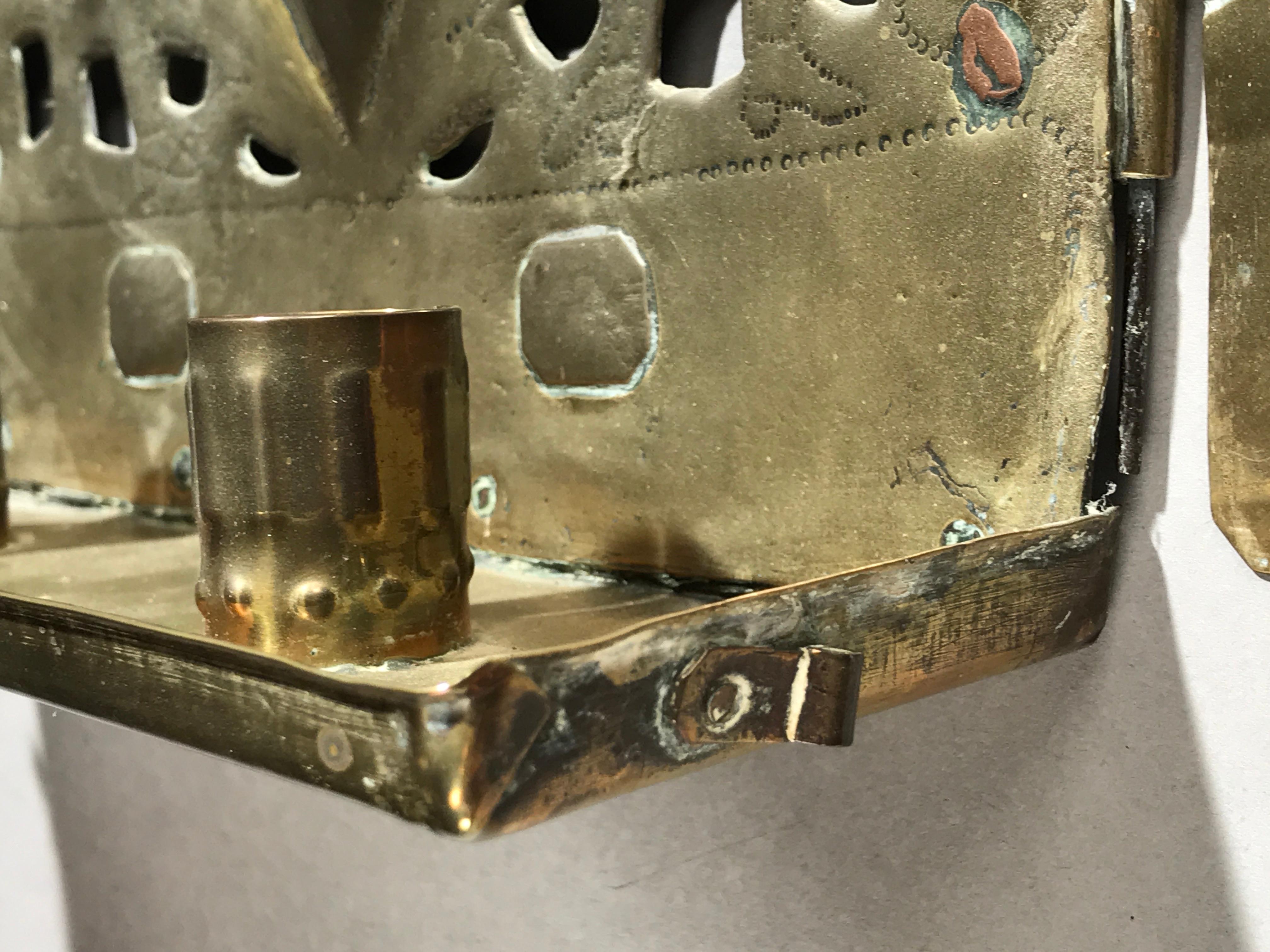 Sconce a doppia candela in ottone con ali barocche traforate, da appendere in posizione indipendente in vendita 3
