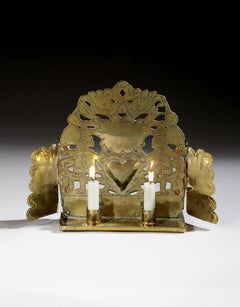 Wandleuchter mit Doppelkandelaber aus Messing mit durchbrochenen barocken Flügeln, freistehender Hängeleuchte