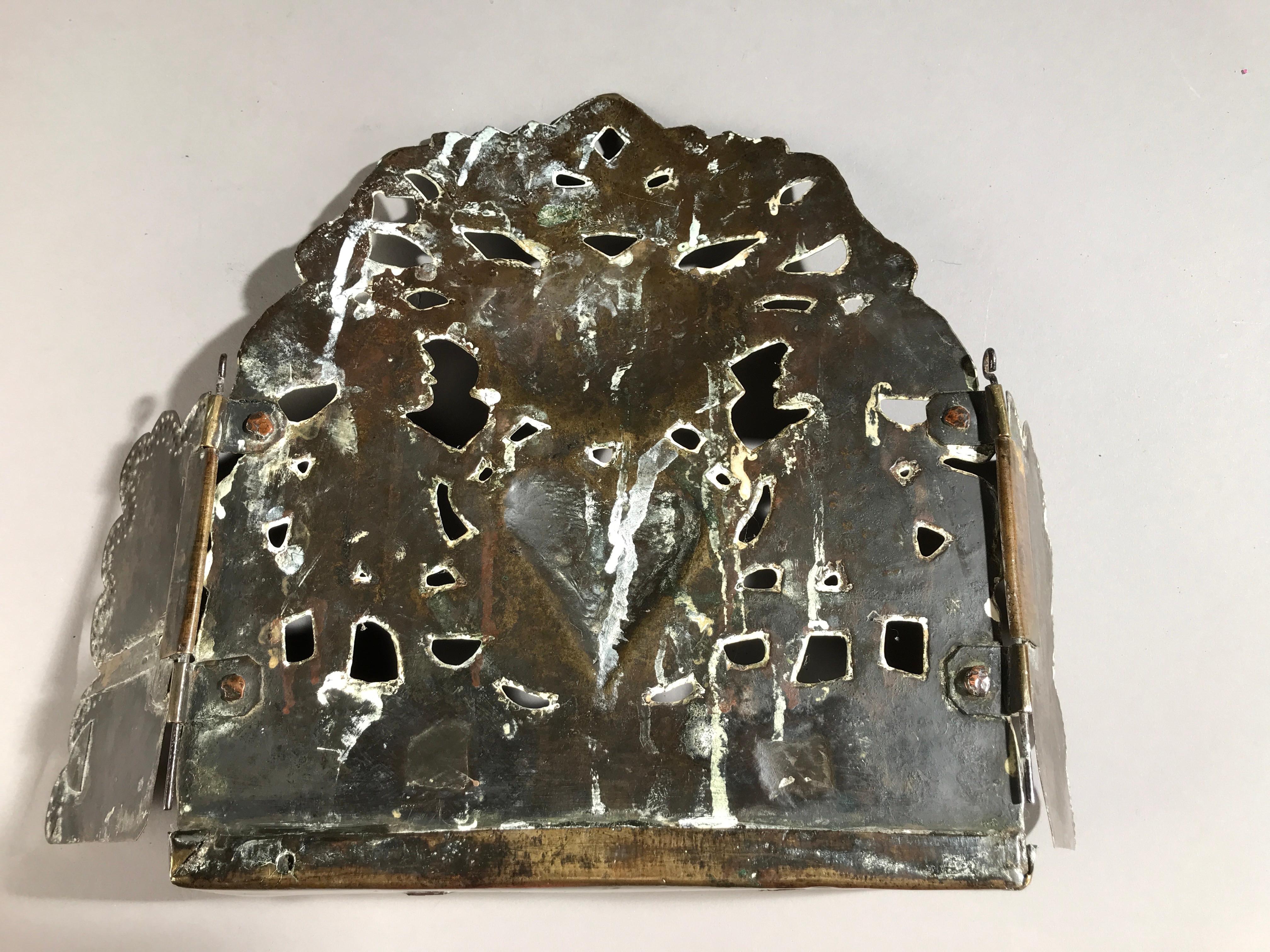 Sconce a doppia candela in ottone con ali barocche traforate, da appendere in posizione indipendente in vendita 1