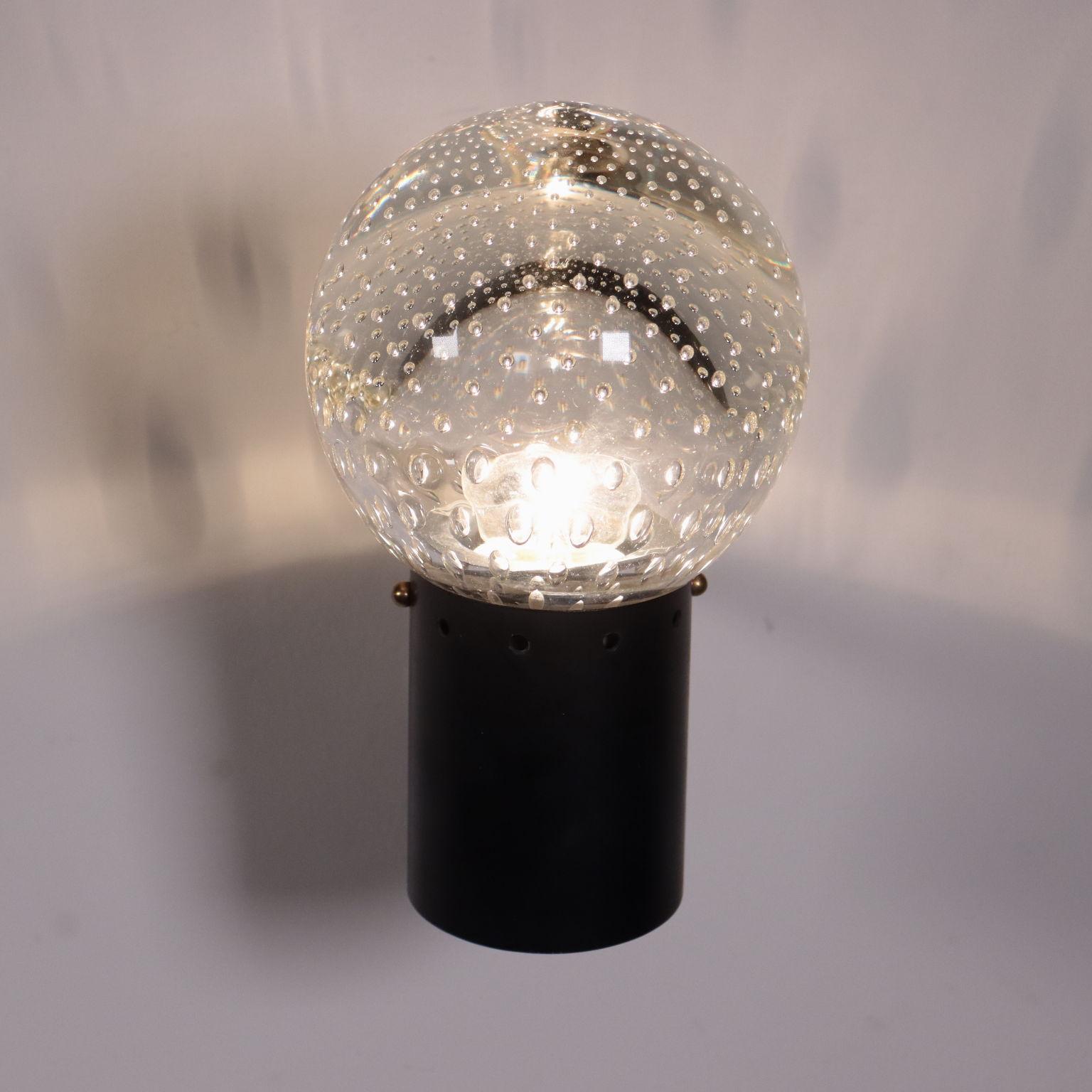 Mid-Century Modern Applique en laiton émaillé et verre soufflé, Italie, années 1960 en vente