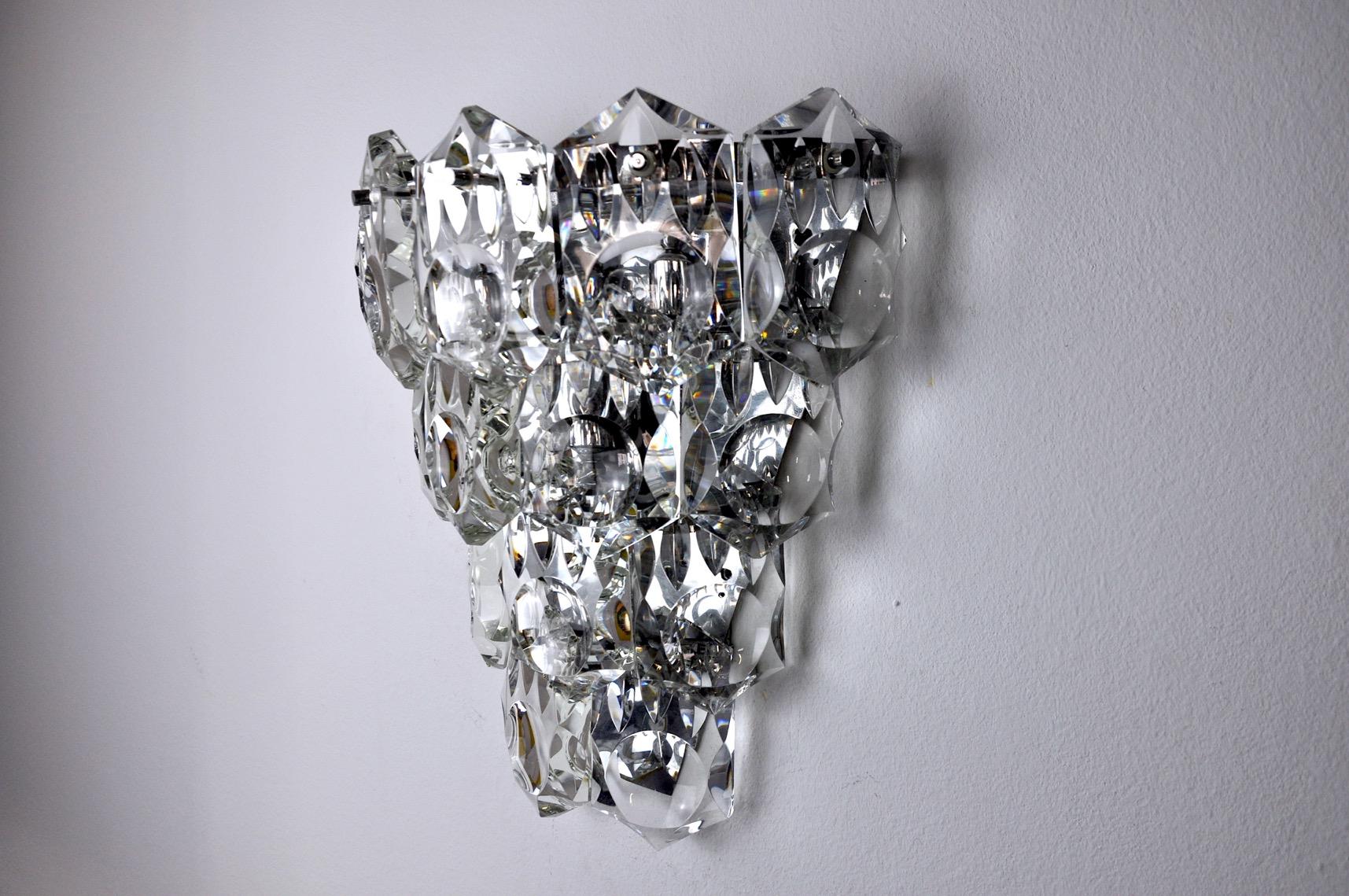 Rare and large wall lamp kinkeldey designed and produced in Germany in the 70s. Chromed metal structure composed of cut crystals in perfect state of conservation distributed on 4 levels. Rare design object which will know how to illuminate your