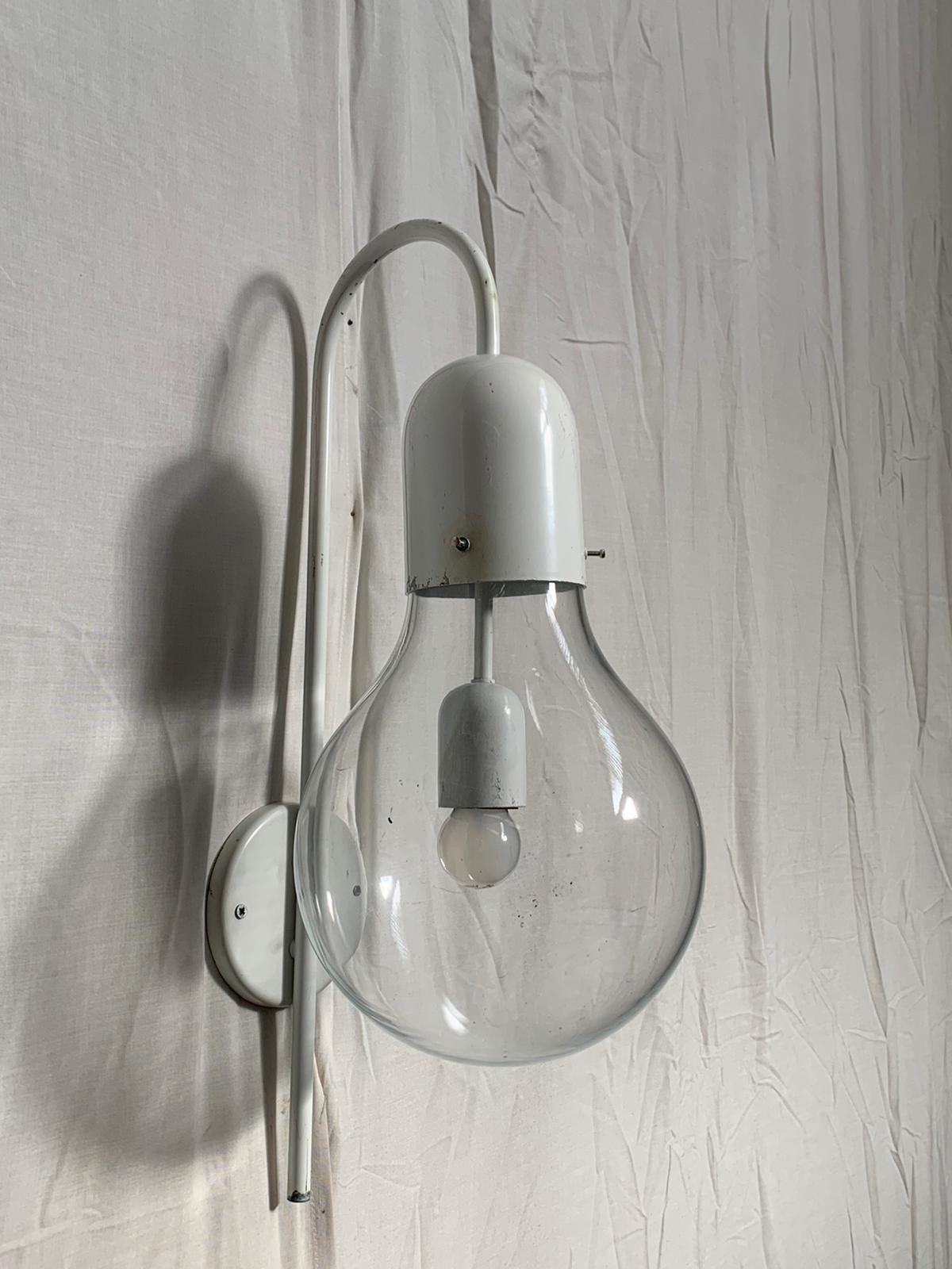 2 apliques de pared Stilux Milan propuestos individualmente. Modelo Atlantic de los años 60. Cuerpo de metal esmaltado blanco Importante y hermoso el cuenco de cristal transparente extra claro.
Enchufe europeo (hasta 250 V)
