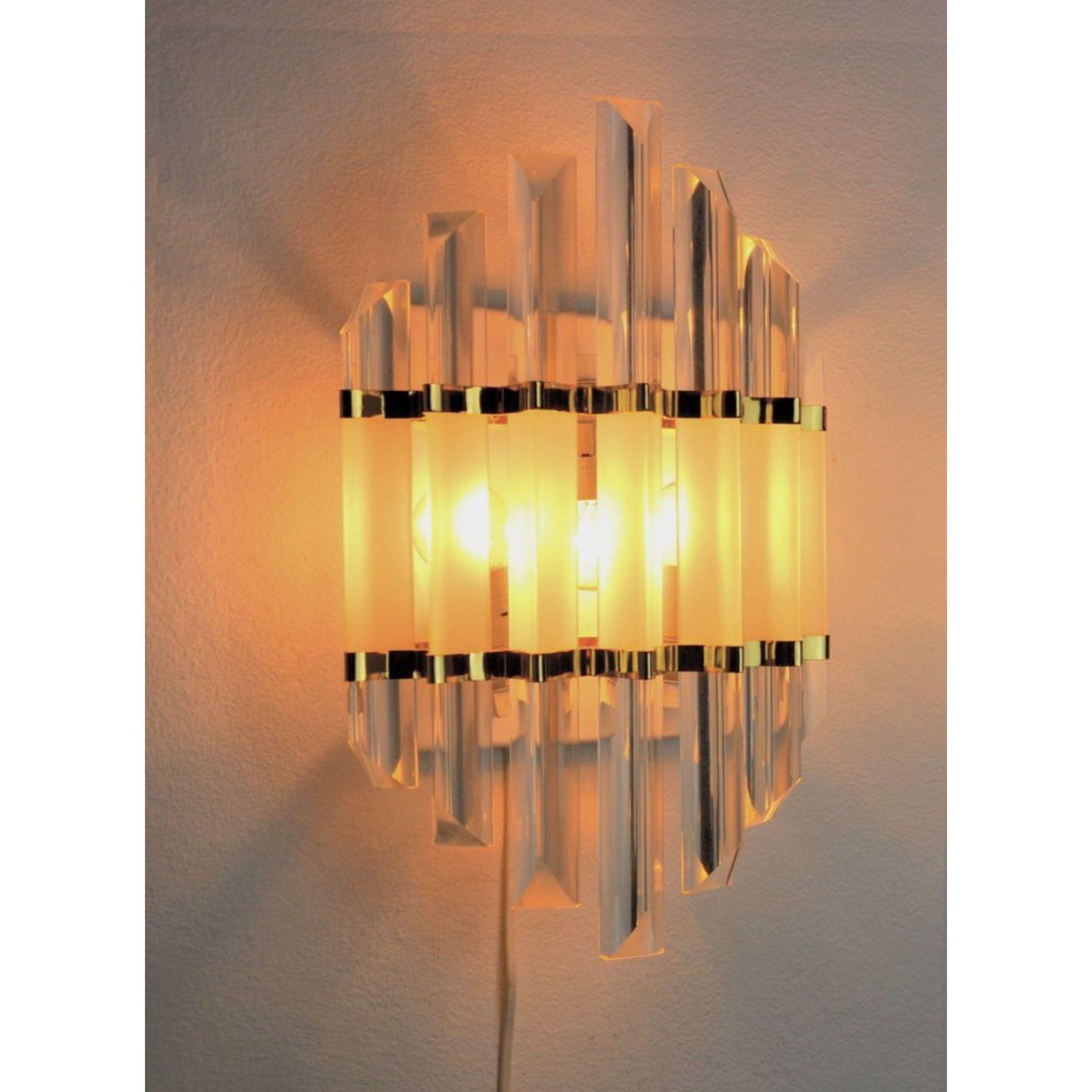 Very nice wall lamp venini dating from the 70s. Glass triedri and golden metal structure. Unique object which will know how to illuminate and bring a true design touch to your interior. Electricity verified, mark of time relative to the age of the