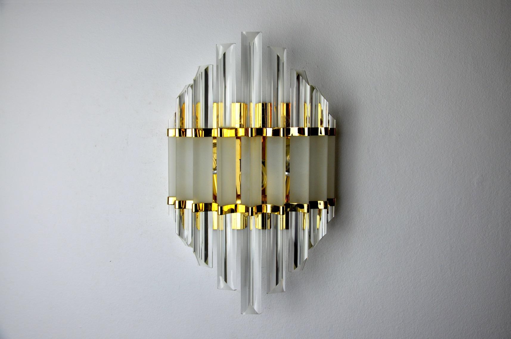 Very nice wall lamp Venini dating from the 70s. Sculpted glass triedi and golden metal structure. Unique object that will illuminate and bring a real design touch to your interior. Electricity verified, mark of time relative to the age of the