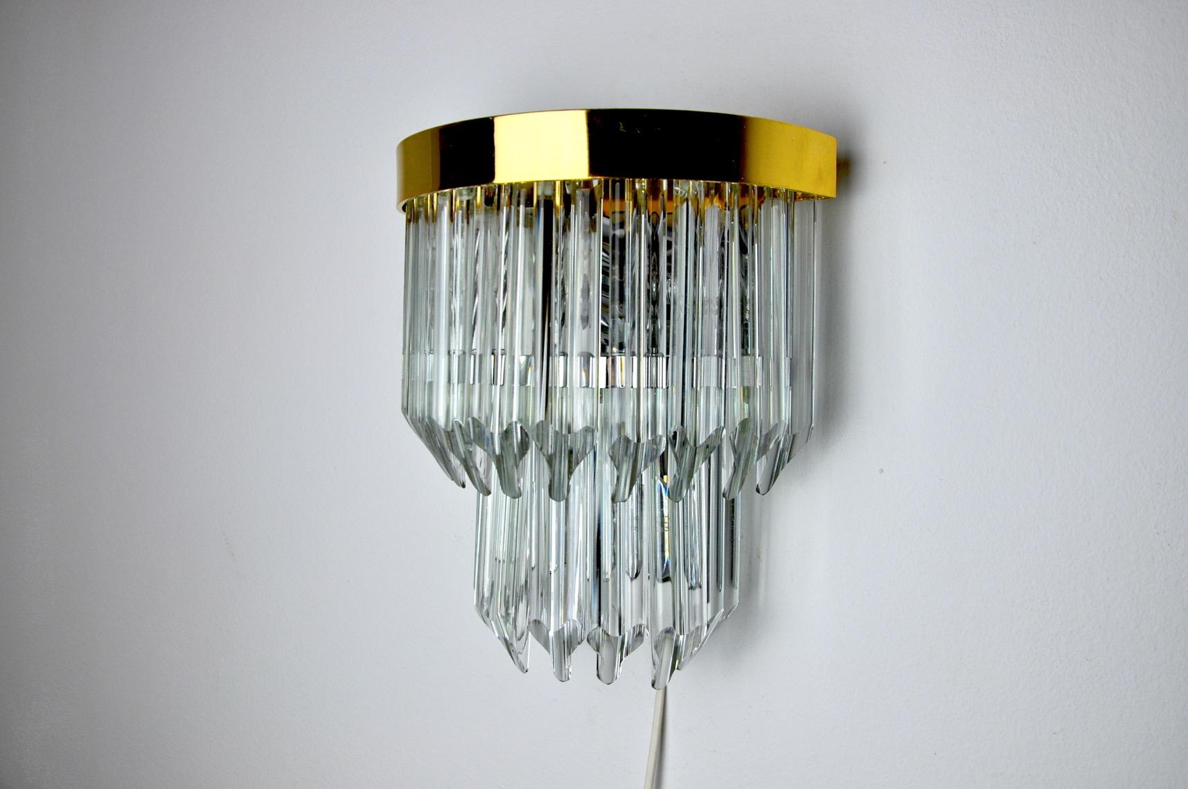 Sehr schöne und große Wandlampe Triedi Murano aus den 70er Jahren. Struktur aus Muranoglas und goldenem Metall. Einzigartiges Objekt, das Ihr Interieur beleuchtet und ihm einen echten Design-Touch verleiht. Elektrizität verifiziert, Markierung der