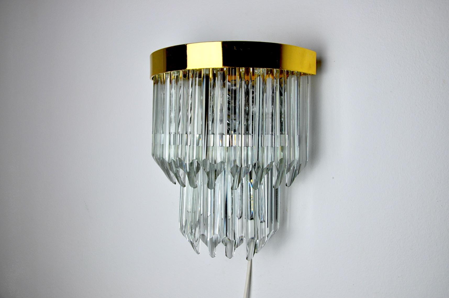 Très belle et grande lampe murale Triedi Murano datant des années 70. Verre de Murano et structure en métal doré. Objet unique qui illuminera et apportera une véritable touche design à votre intérieur. Électricité vérifiée, marque du temps par