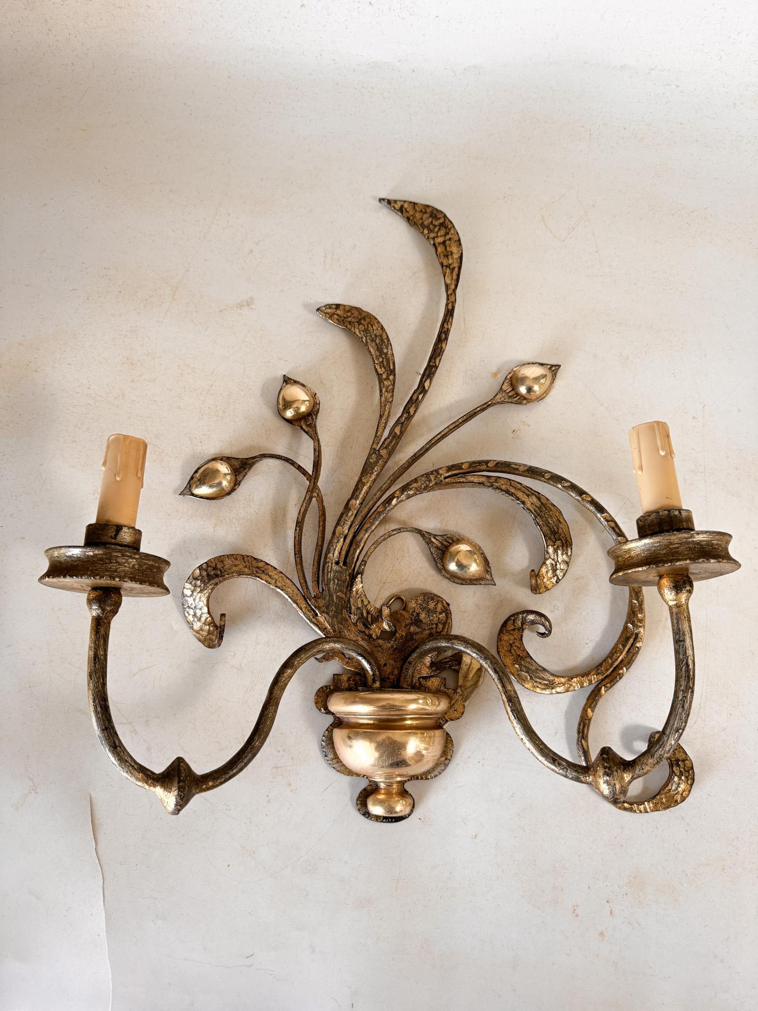 Sconce in Gilt Metal and Brass Floral Pattern, France 1970, Large Model In Good Condition For Sale In Auribeau sur Siagne, FR