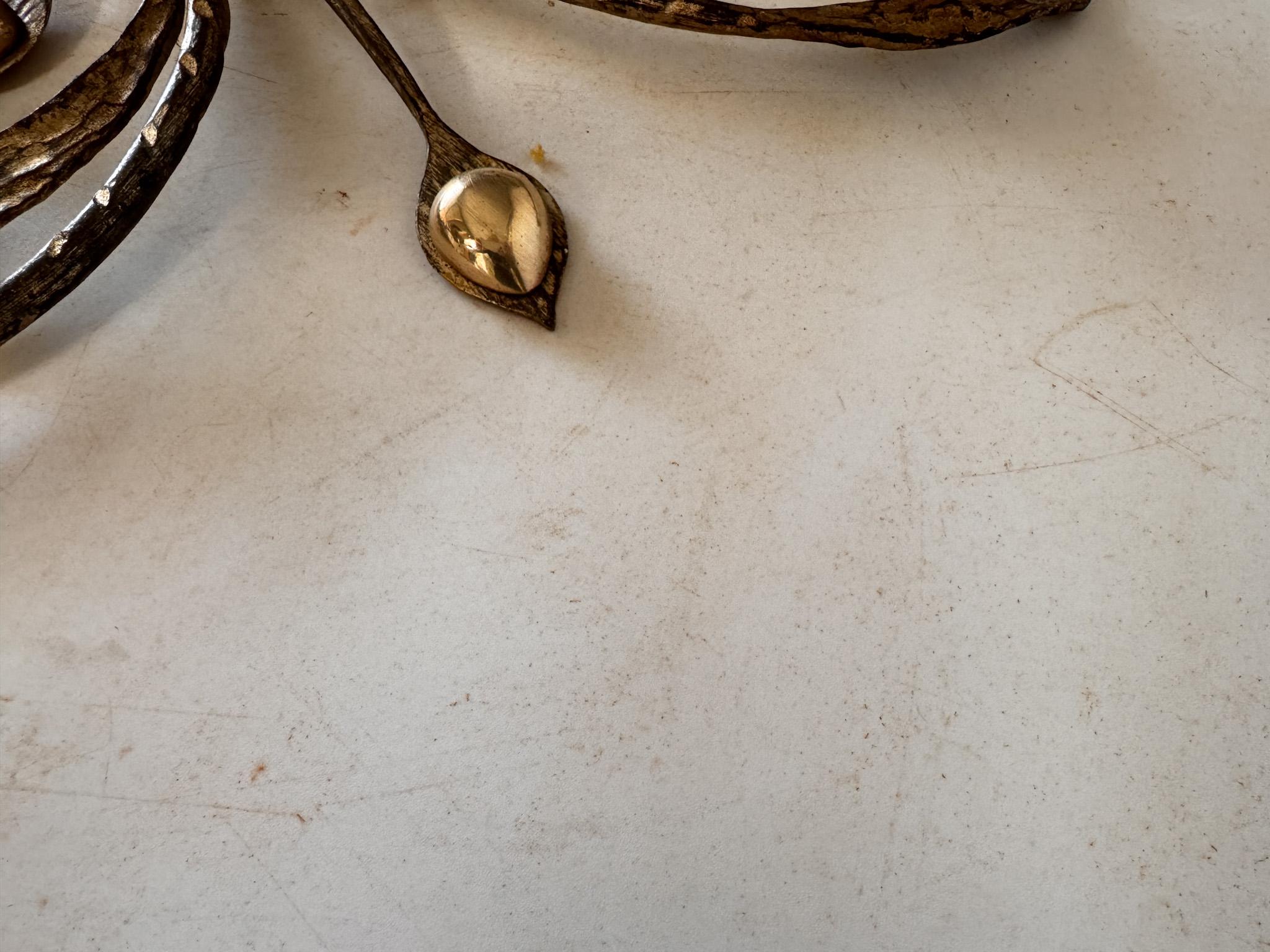 Wandleuchter aus vergoldetem Metall und Messing mit Blumenmuster, Frankreich 1970, großes Modell im Zustand „Gut“ im Angebot in Auribeau sur Siagne, FR