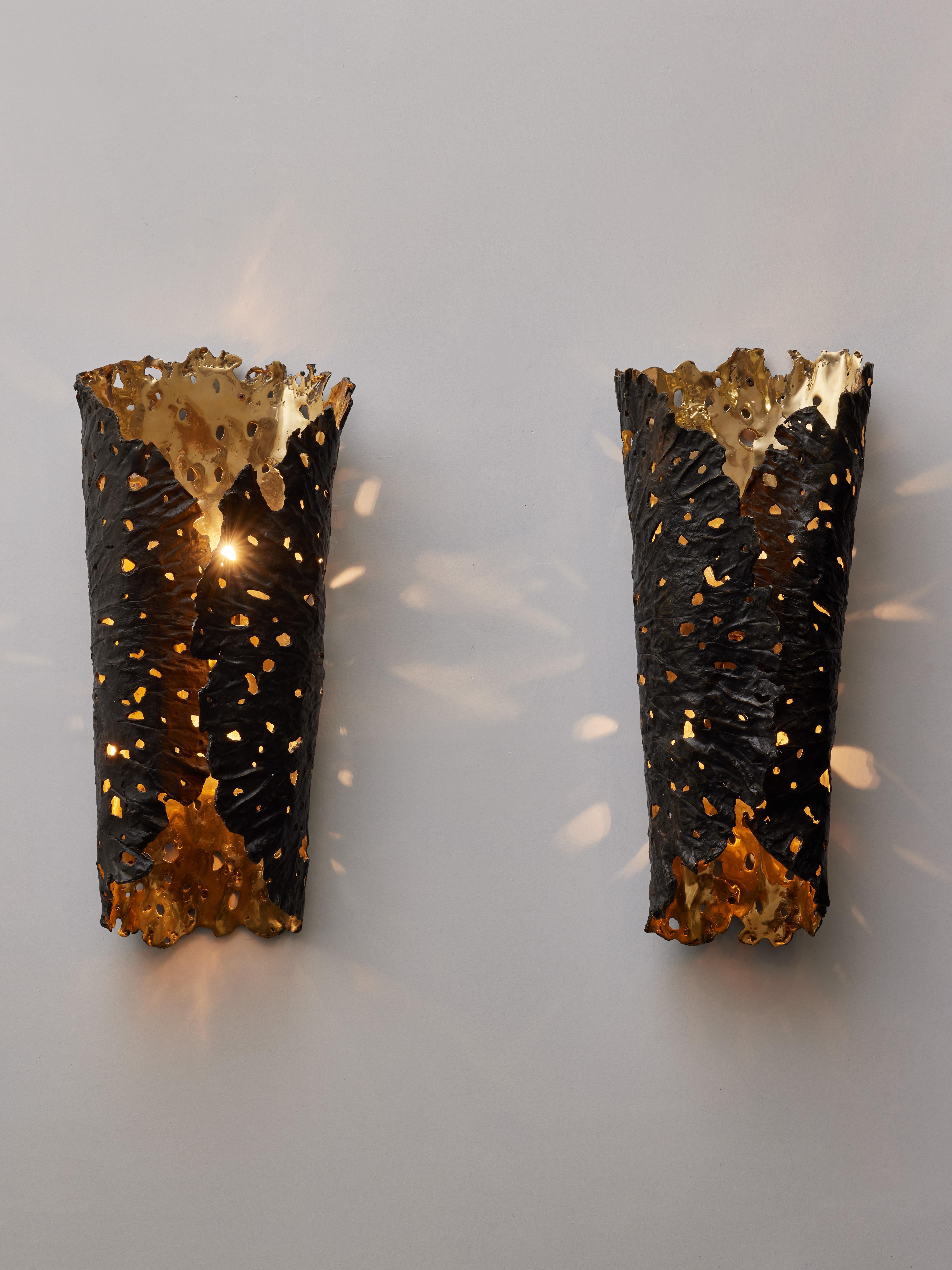 Pair of sconces in sculpted and patinated sconces.
Creation by Studio Glustin.