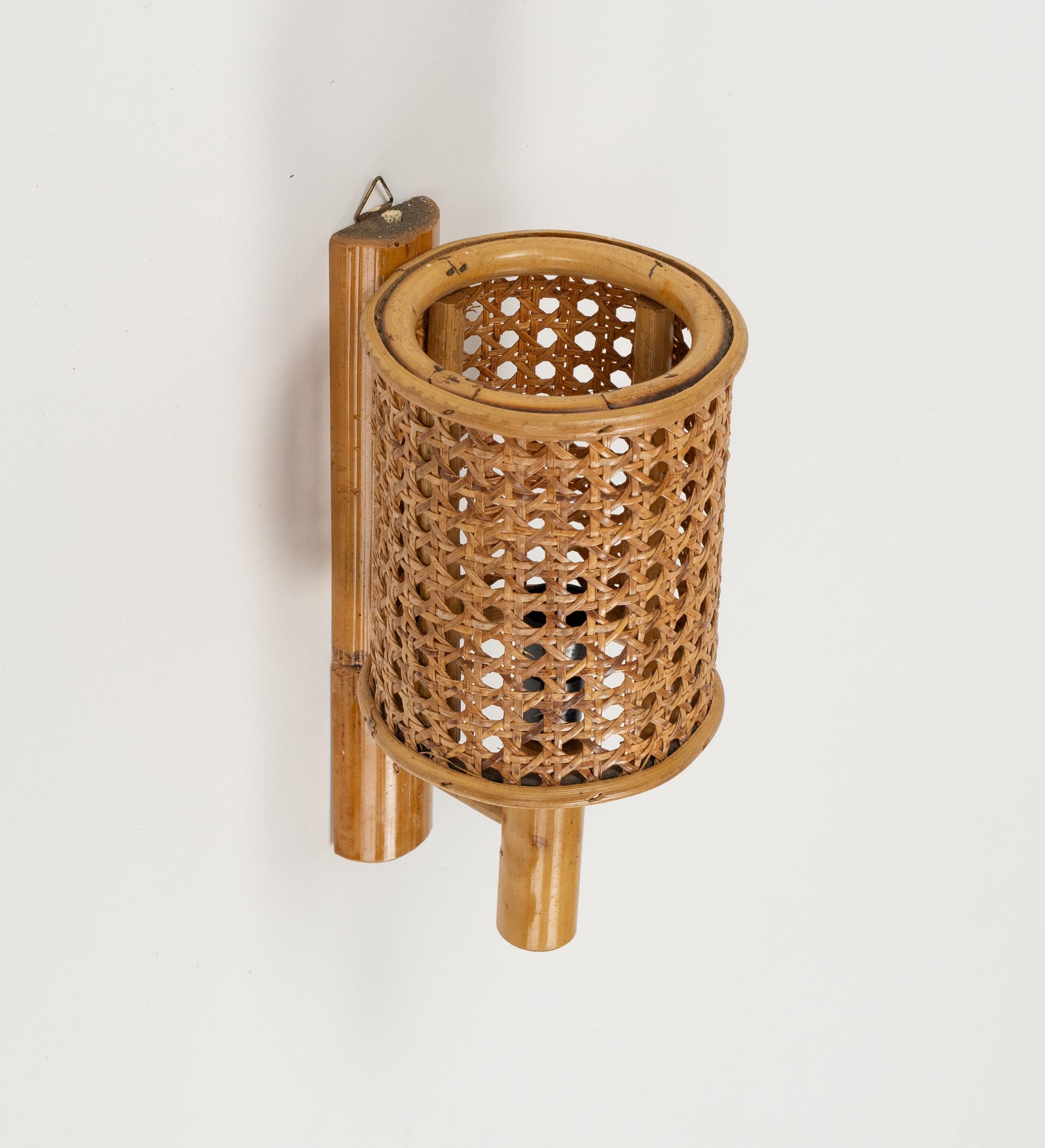 Milieu du XXe siècle Applique « Lanterne » en rotin et bambou de style Louis Sognot, années 1960 en vente