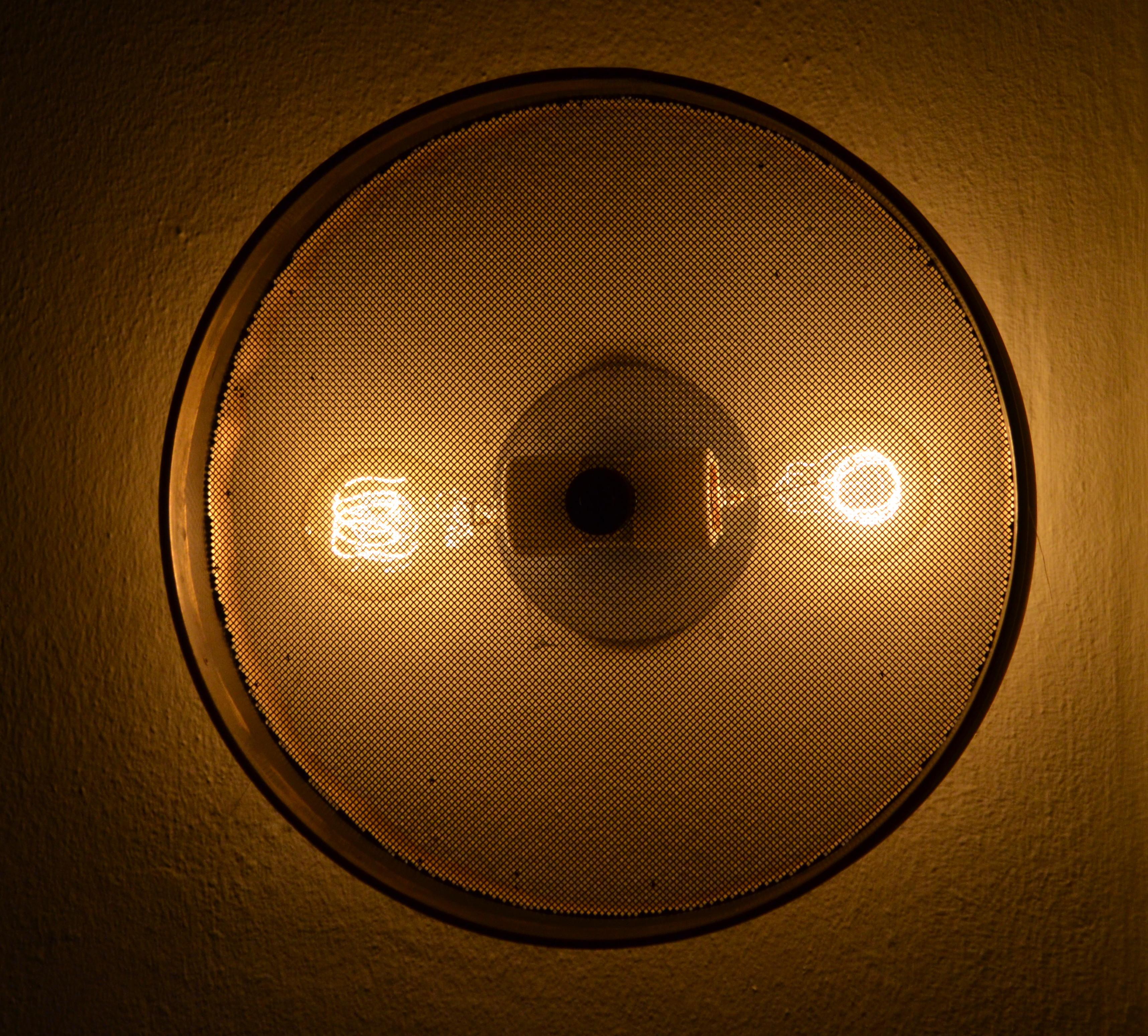 Sconce Light from Brass Soil Sifter Frame and Screen, 2-Bulb Illumination (Ende des 20. Jahrhunderts) im Angebot