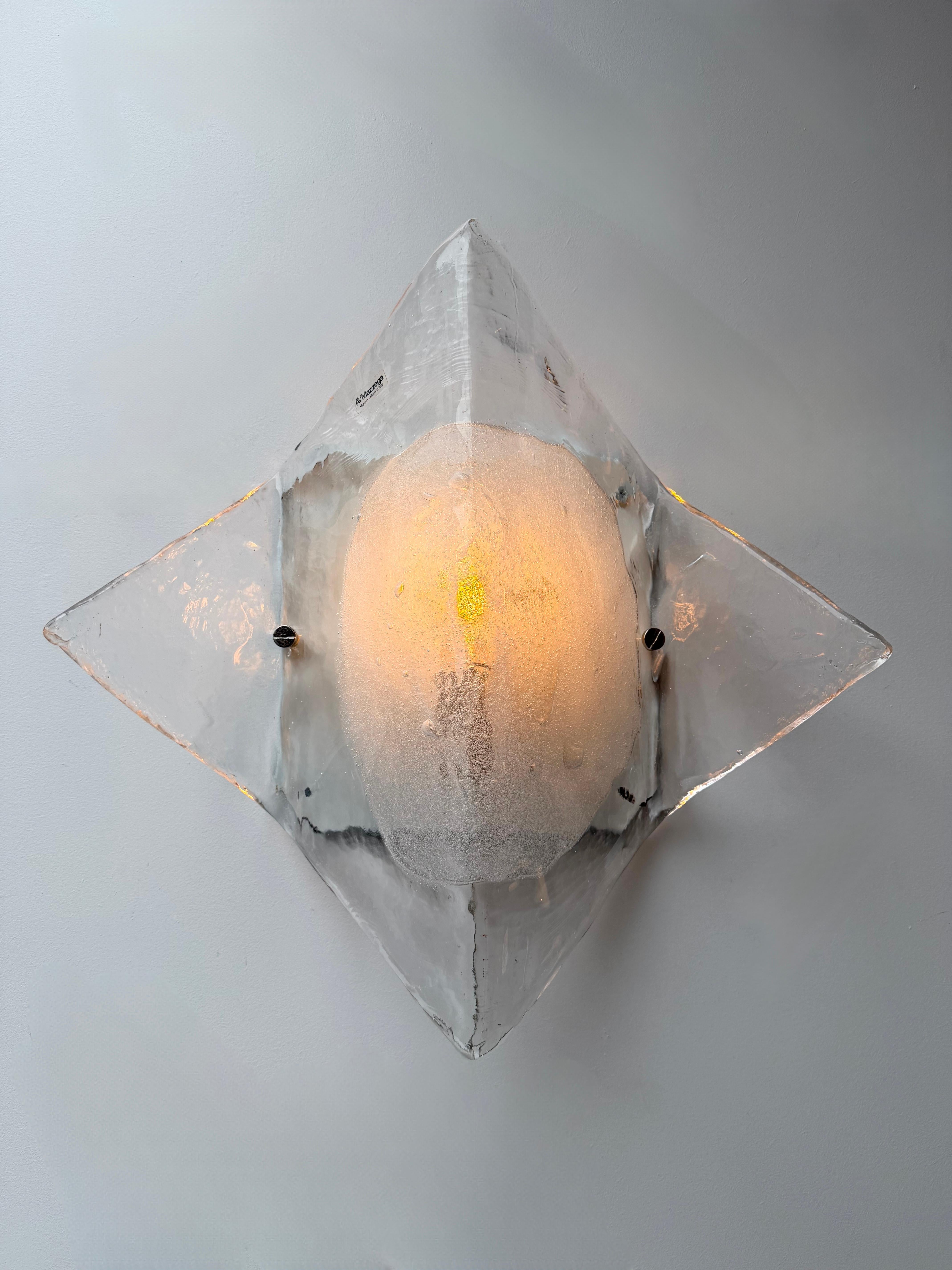 Aplique de pared de la Era Espacial Moderna de mediados de siglo, modelo LP253, de cristal de Murano transparente texturizado y metal lacado en blanco, de Carlo Nason para la empresa Mazzega. Famosos del diseño italiano como Venini, Vistosi, La