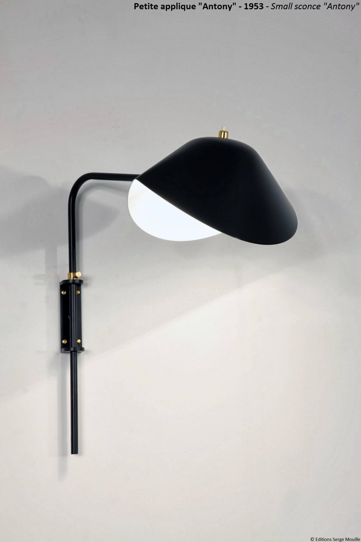 This lamp appeared with its tube bent almost square and pivoting in a fixing lug in the wall. The horizontal arm supported the reflector fitted to a ball and joint socket. There were countless variants of this model, based on the length and the