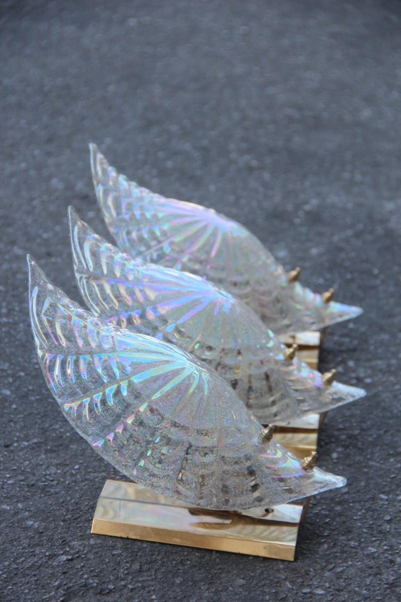 Lámpara de concha de cristal de Murano iridiscente arco iris diseño de latón chapado en oro, década de 1970.
Una luz E14 de 40 vatios cada una.