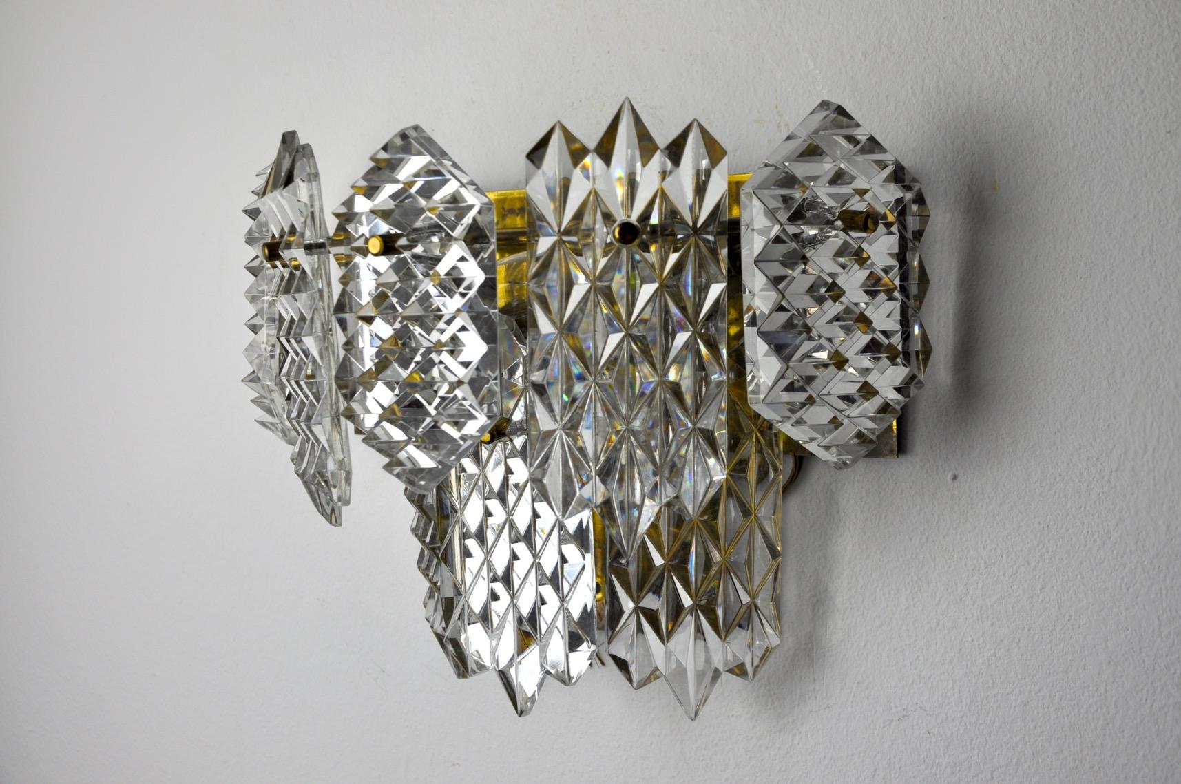 Superb kinkeldey Wandleuchte entworfen und hergestellt in Deutschland in den 1970er Jahren.8 geschliffene Kristalle auf zwei Ebenen eines goldenen Metallstruktur verteilt. Sehr schönes Objektdesign, das Ihr Interieur wunderbar zu beleuchten weiß.
