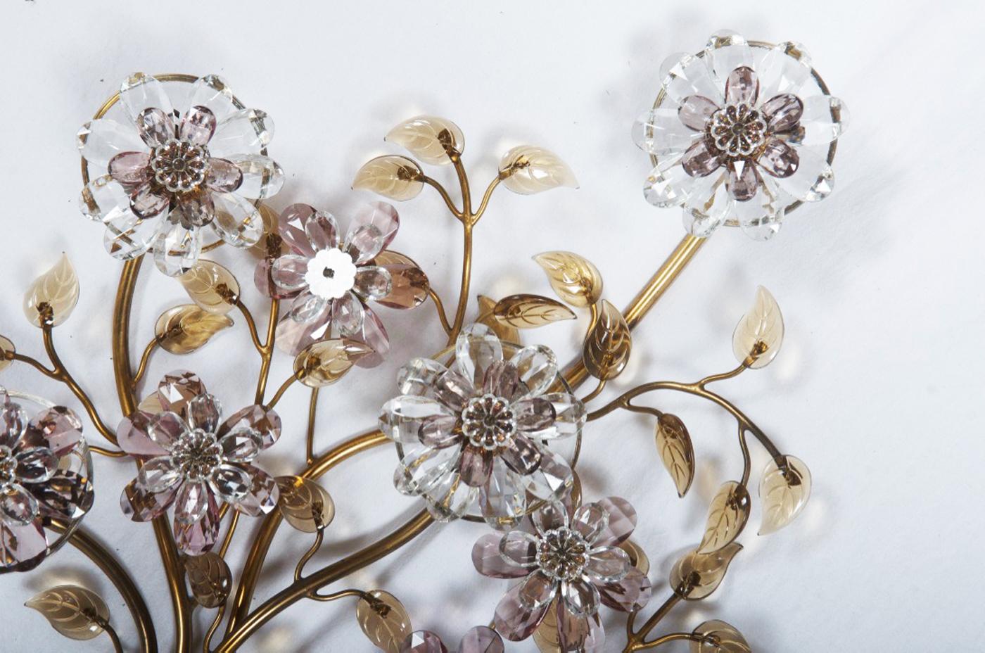Lámpara de cristal y latón. Con diez flores de cristal, seis de ellas iluminadas y cada una equipada con dos lámparas festón SV8.5-8. 
Diseñado por Oswald Haerdtl para J. & L. Lobmeyr, Viena, hacia 1955. Construcción reducida de latón, en parte