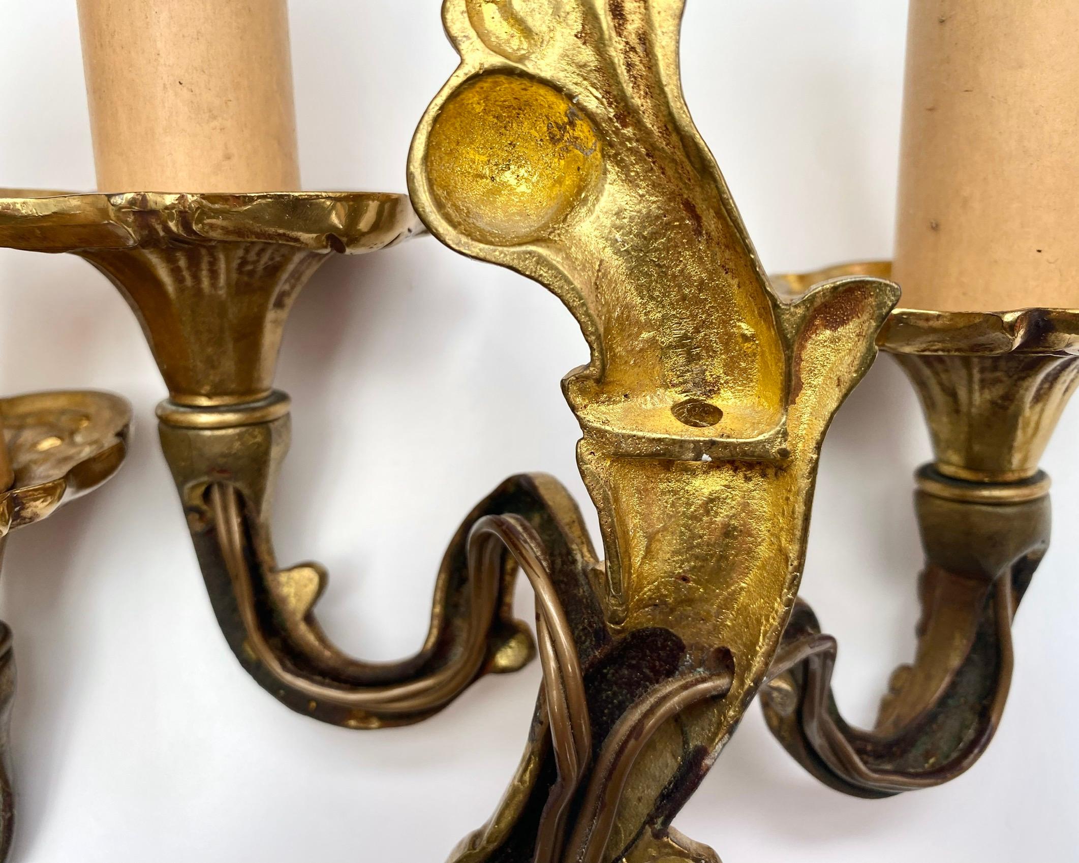Inizio XX secolo Sconcese Antique French Rococo Bronzo Applique Coppia di lampade da parete in vendita
