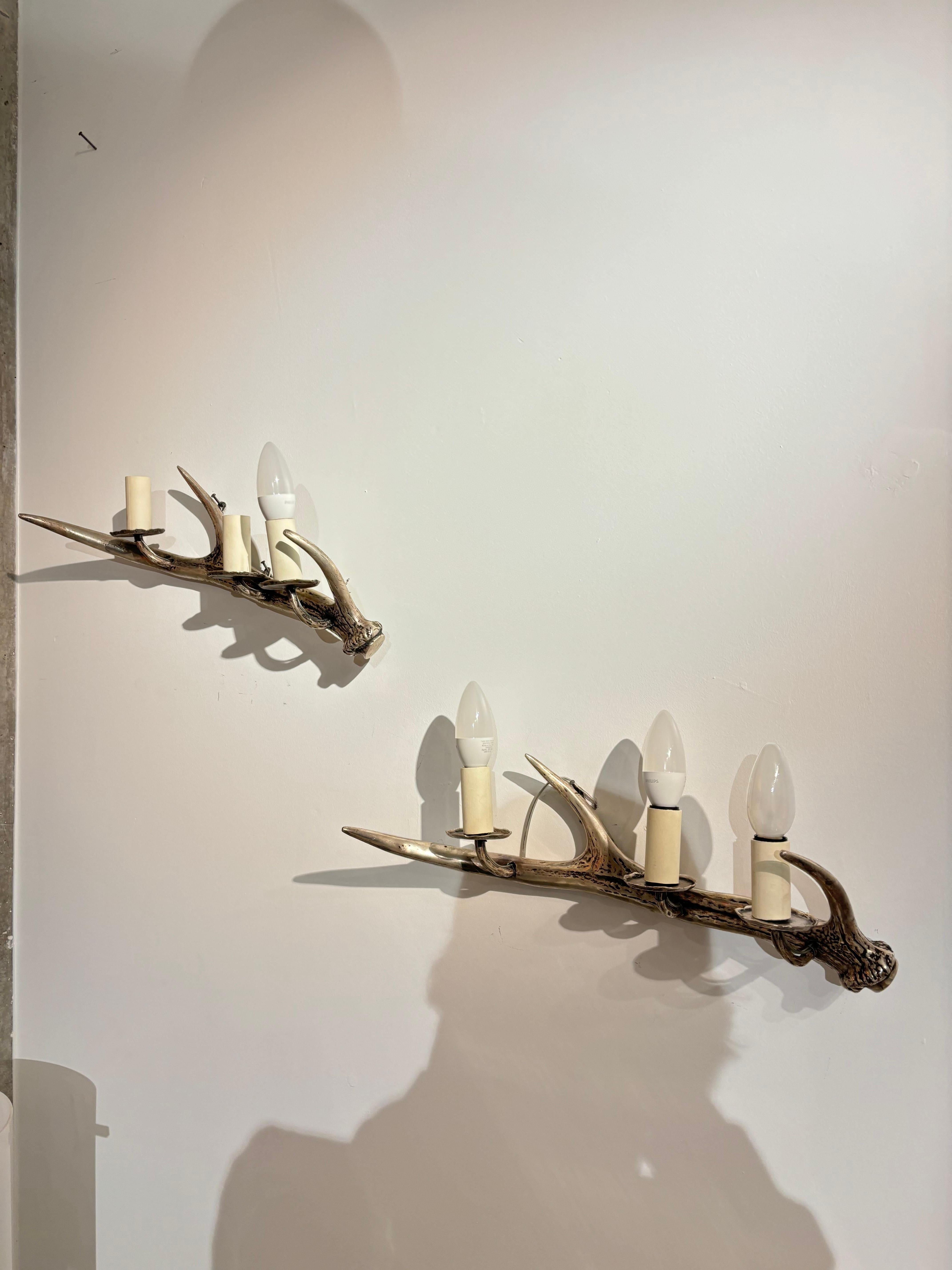 Pareja de apliques en bronce argenté que recuerdan a las lámparas cerf de Pergay. 