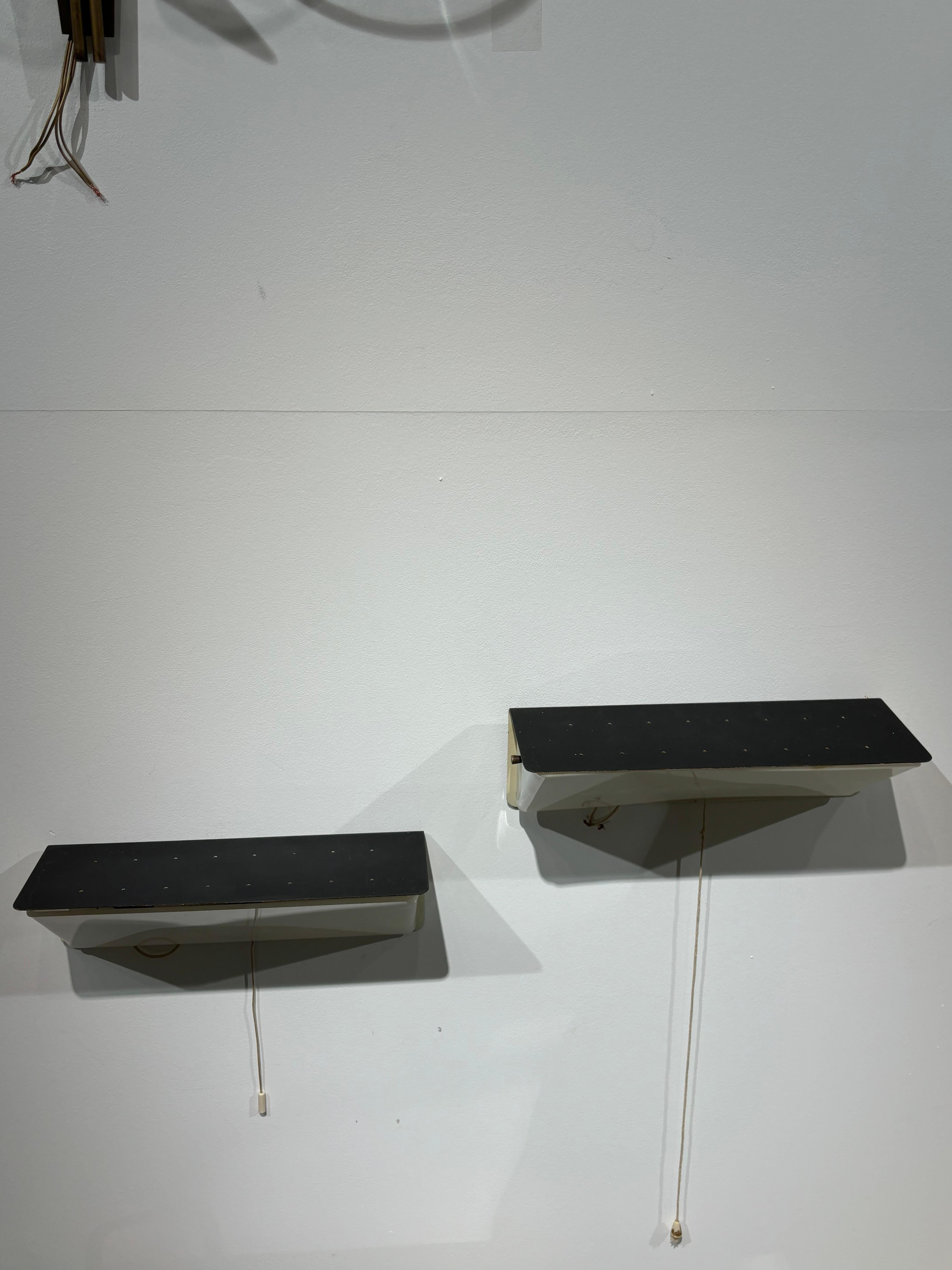 Raro par de apliques de chevets de Louis Baillon para Luminalite. 
Jolie état d'origine 