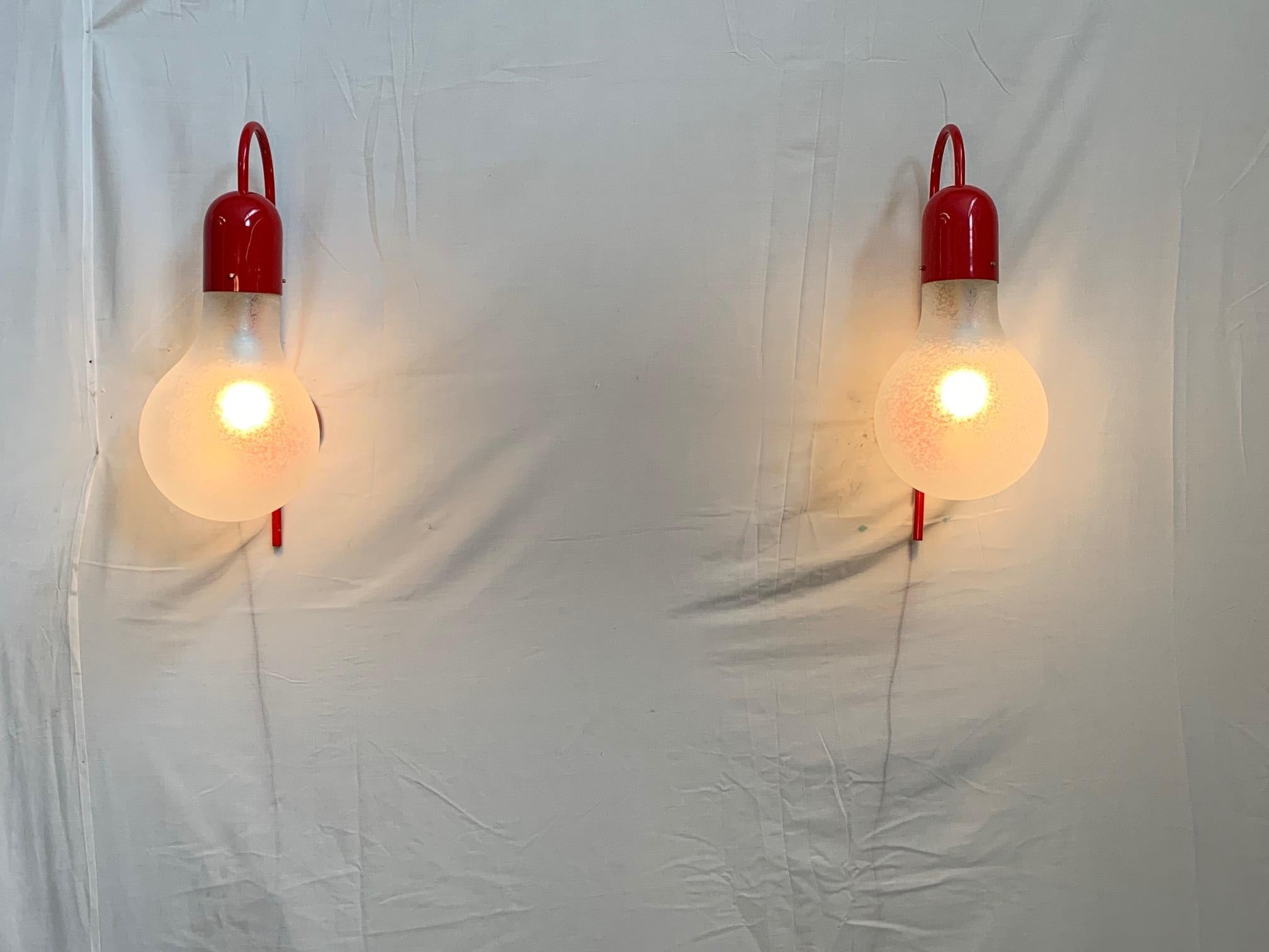 Satz von 2 Wandleuchten Stilux Milan 60s Modell Atlantic. Rot emaillierter Metallkörper, wichtig und schön die Glasschale, gearbeitet in leichtem pullegoso Relief.
Europäische Steckdose (bis zu 250 V)