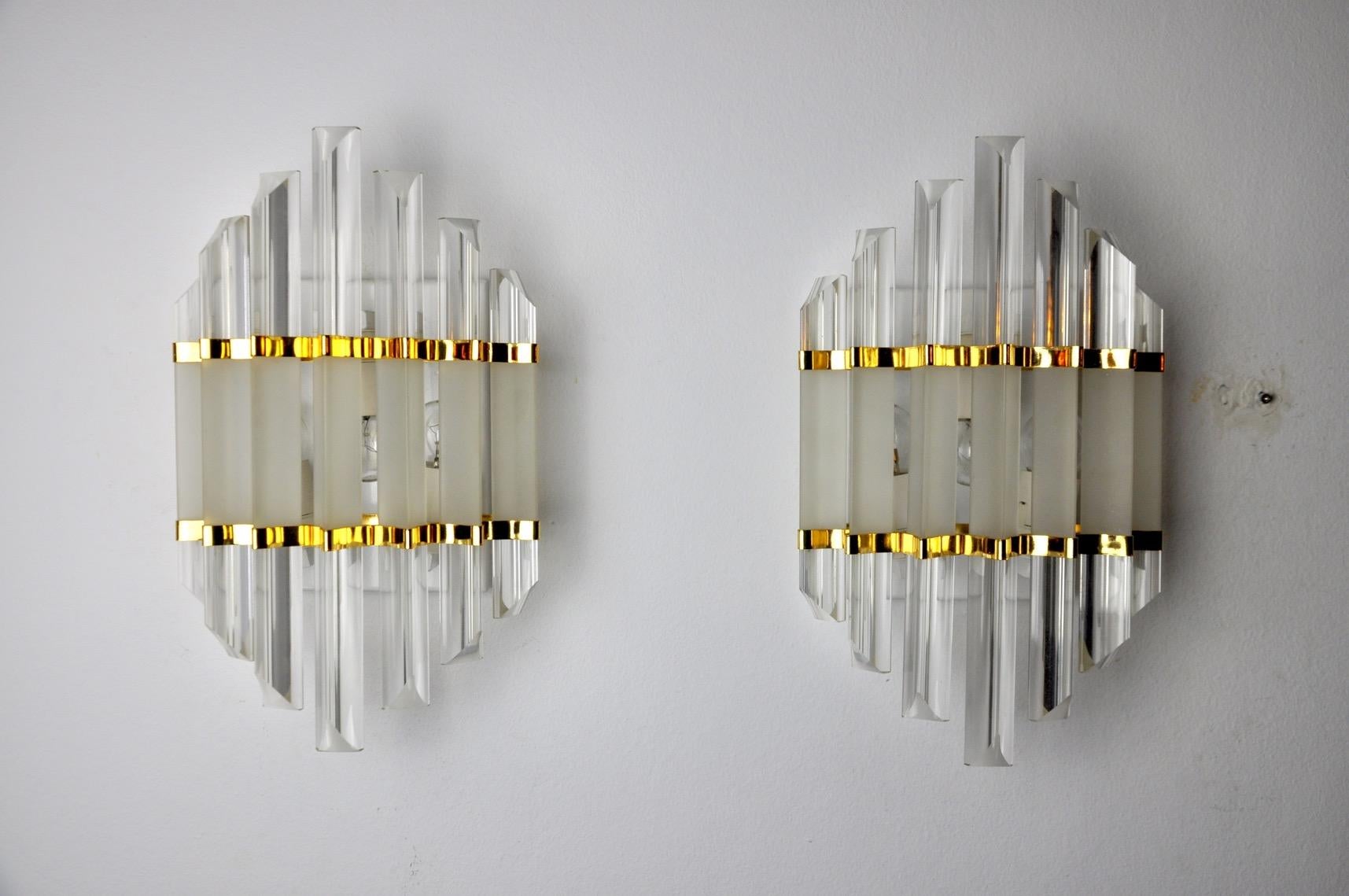 Very nice pair of sconces venini produced in Italy in the 70s. Triedi glass and golden metal structure. Unique object that will illuminate wonderfully and bring a real design touch to your interior. Electricity verified, mark of time relative to the